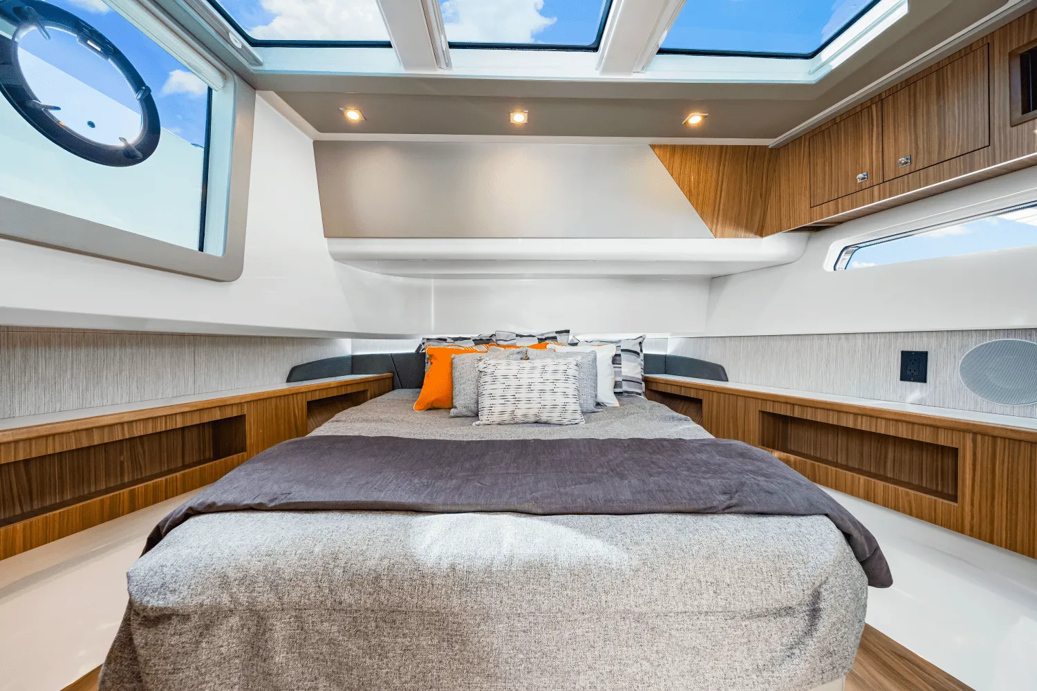 2026 Cruisers Yachts 50GLS OB Image Thumbnail #37