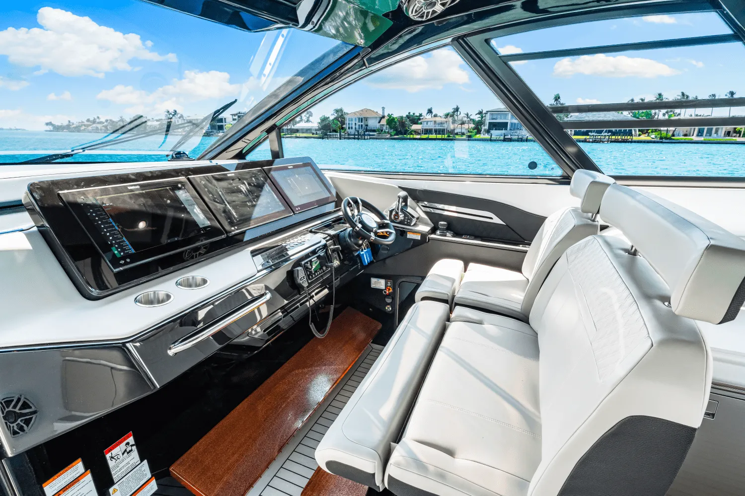 2026 Cruisers Yachts 50GLS OB Image Thumbnail #31