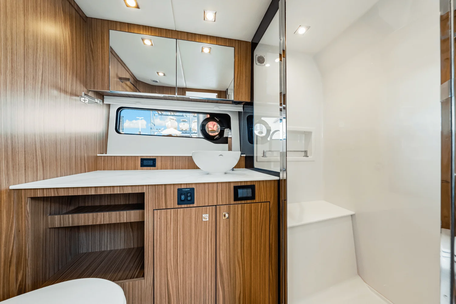 2026 Cruisers Yachts 50GLS OB Image Thumbnail #39