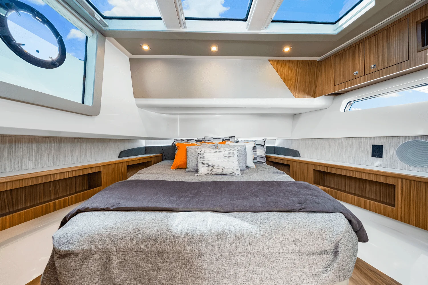 2026 Cruisers Yachts 50GLS OB Image Thumbnail #37