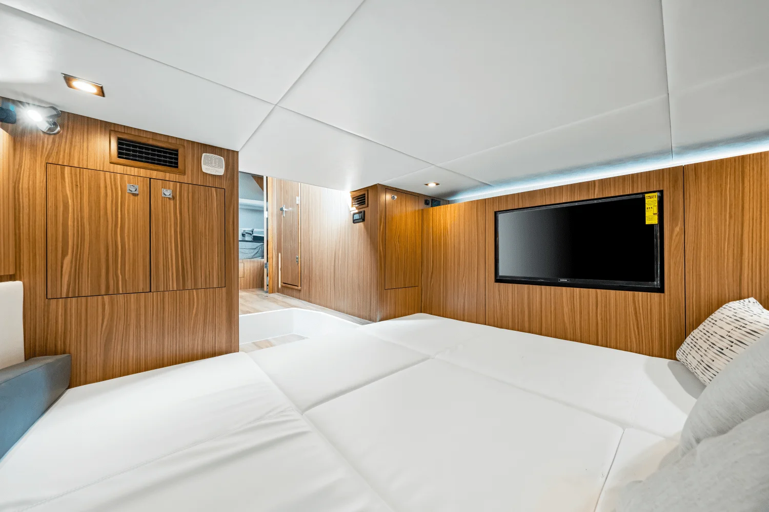 2026 Cruisers Yachts 50GLS OB Image Thumbnail #40