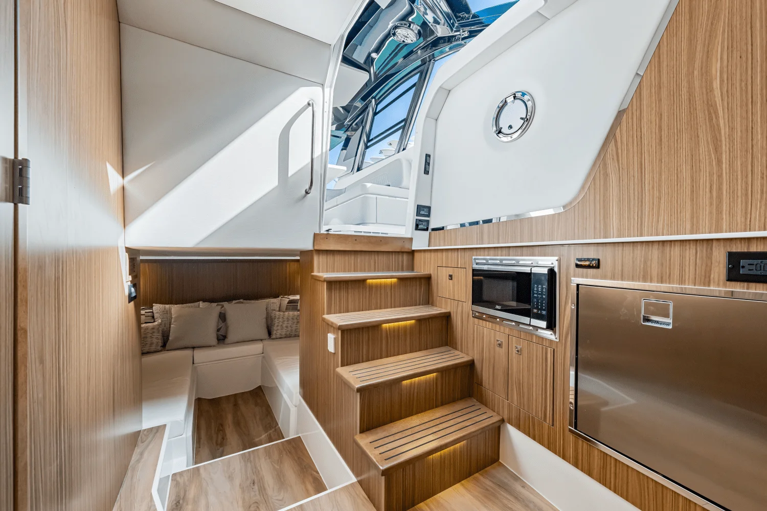 2026 Cruisers Yachts 50GLS OB Image Thumbnail #43