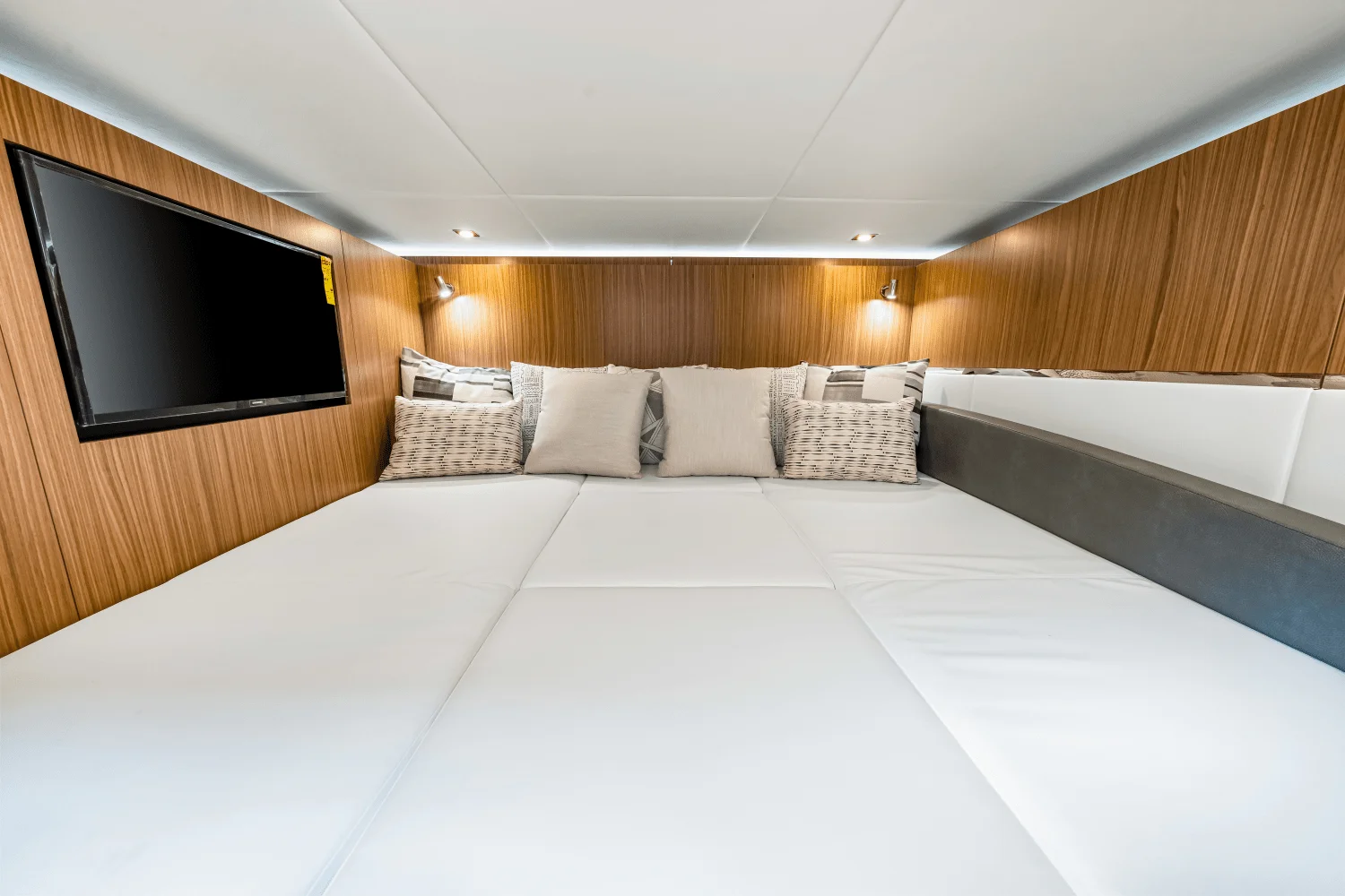 2026 Cruisers Yachts 50GLS OB Image Thumbnail #41