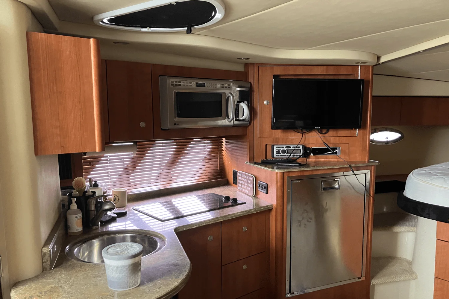 2008 Cruisers Yachts 360 EXPRESS Image Thumbnail #21