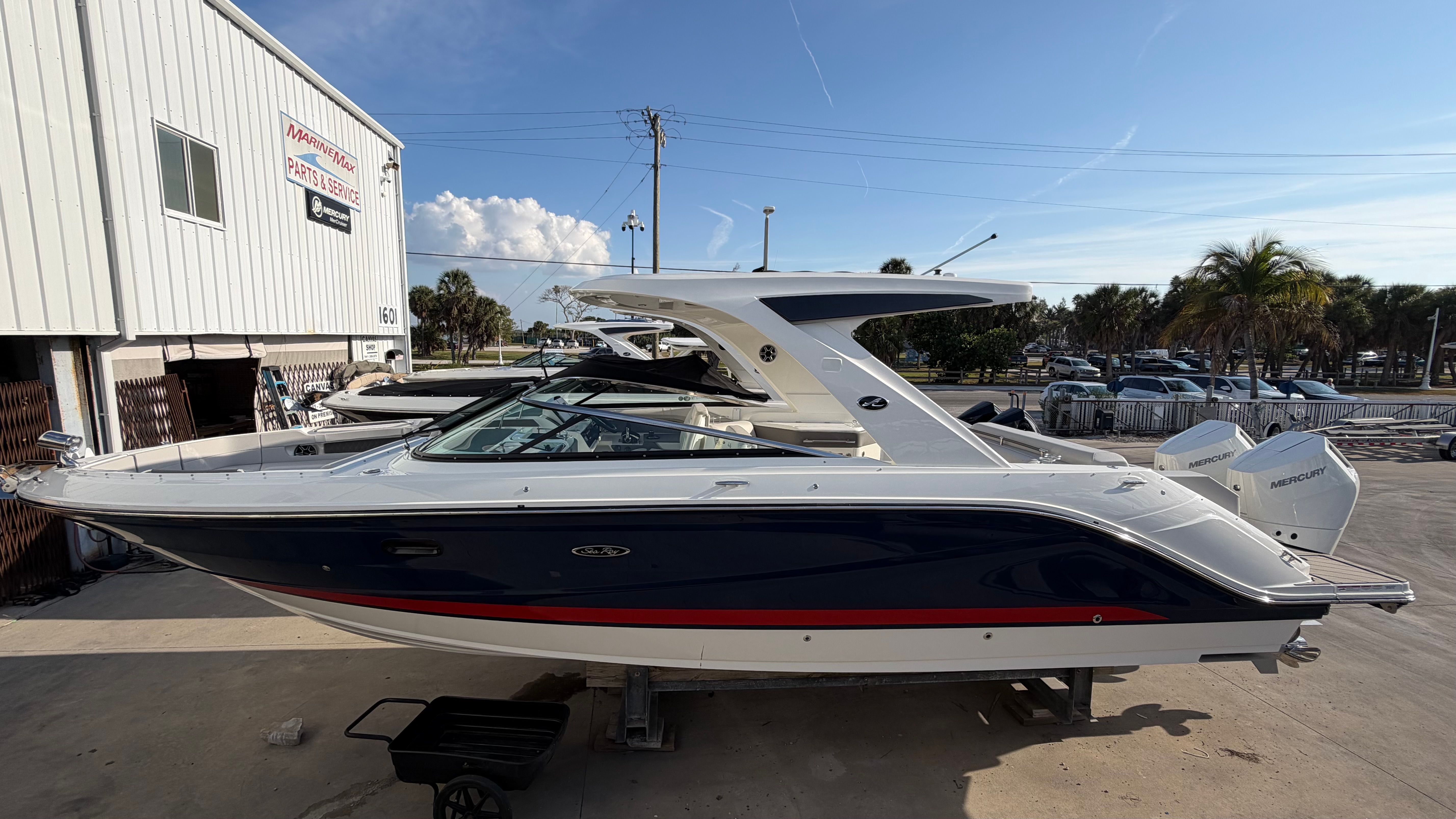 2026 Sea Ray SLX 310 Outboard Image Thumbnail #1