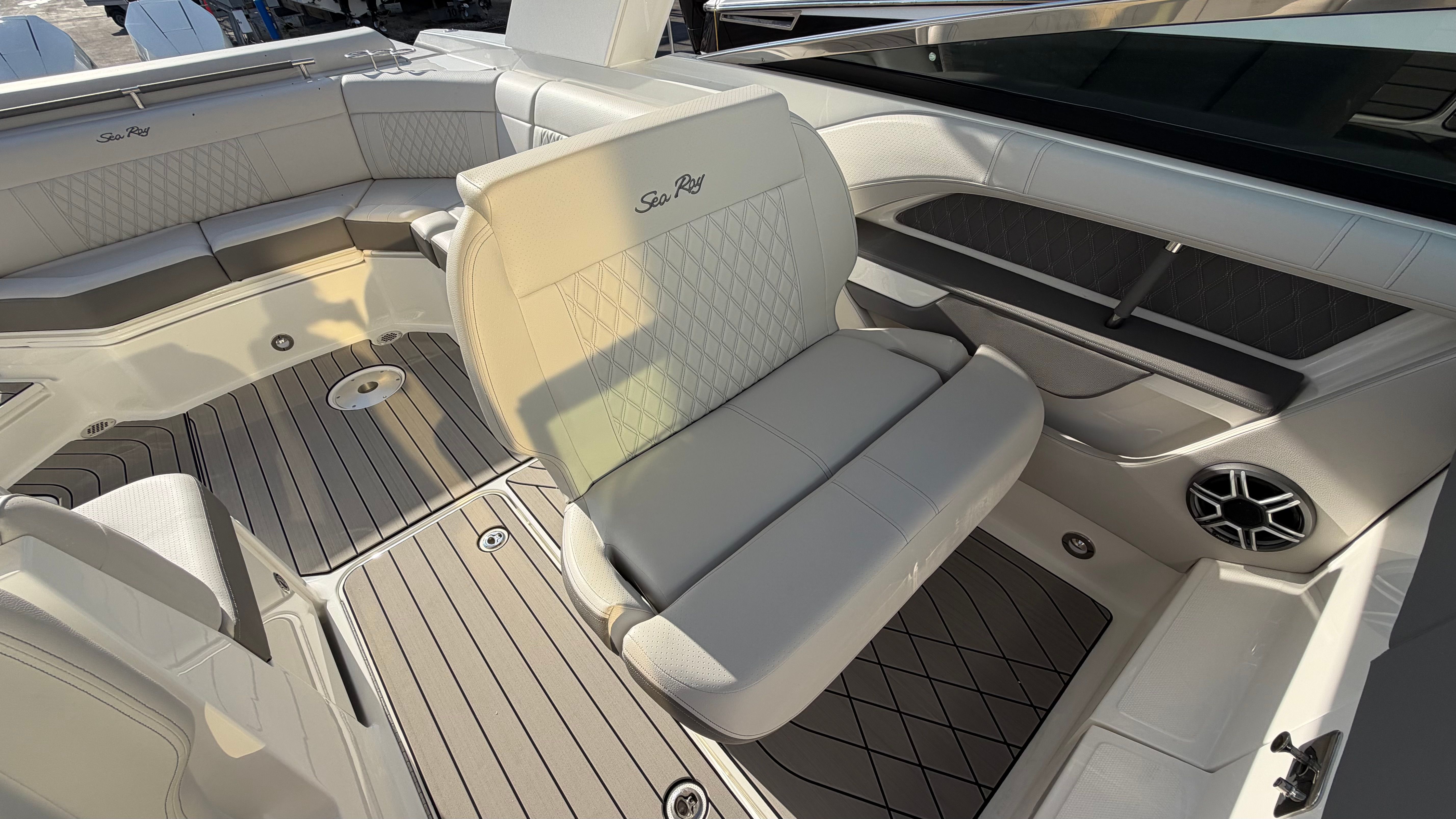 2026 Sea Ray SLX 310 Outboard Image Thumbnail #17