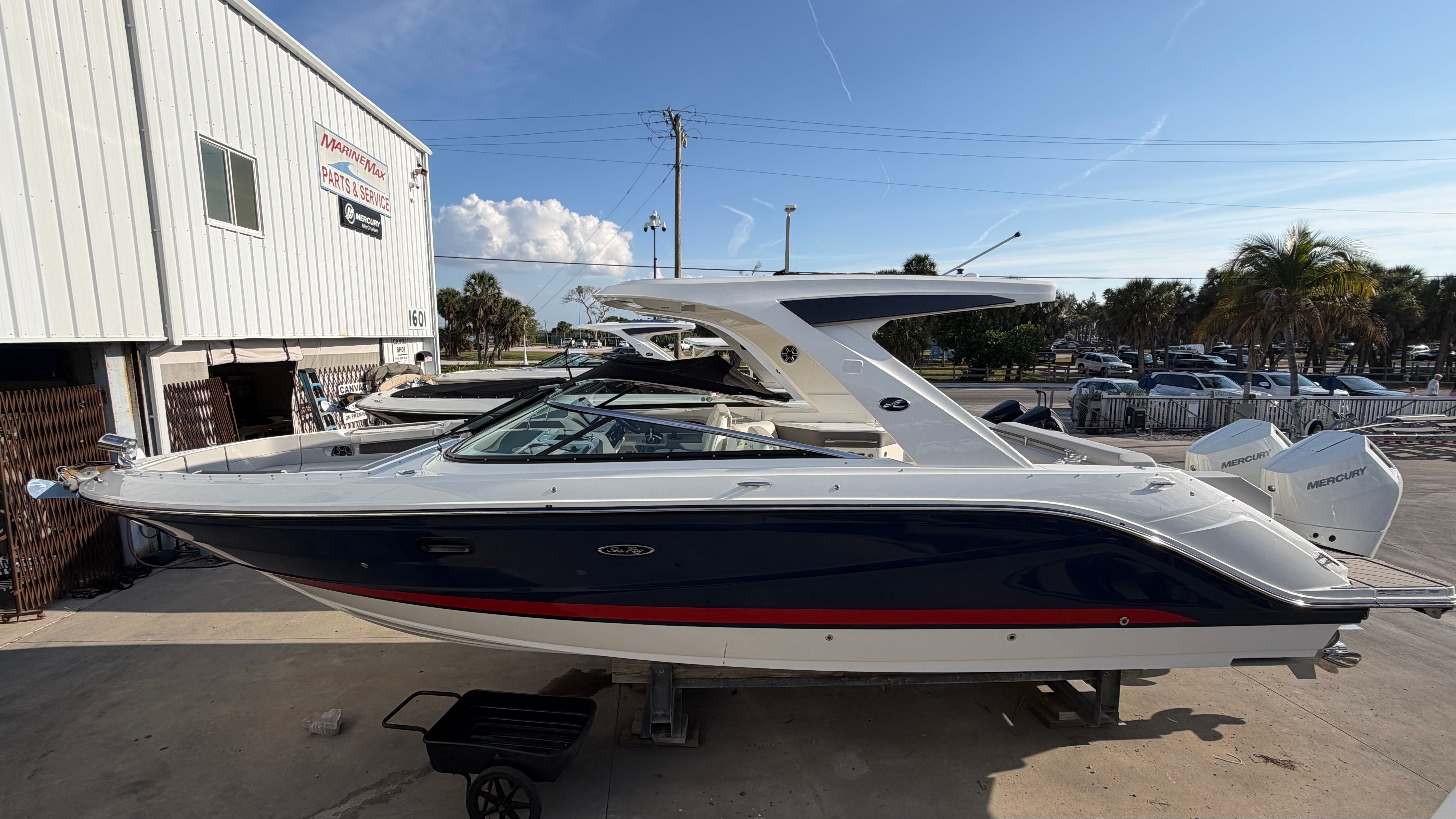 2026 Sea Ray SLX 310 Outboard Image Thumbnail #0