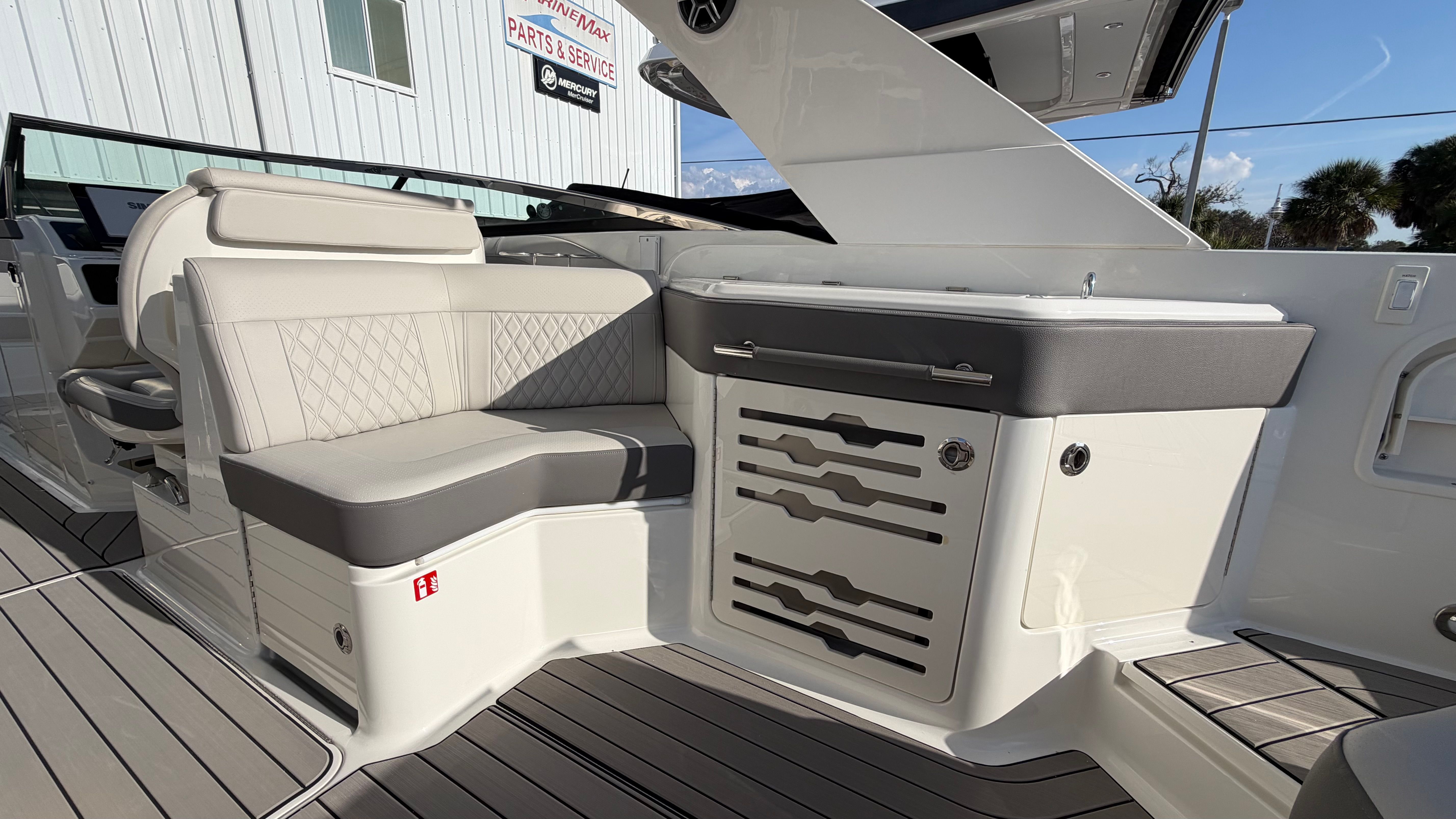 2026 Sea Ray SLX 310 Outboard Image Thumbnail #7