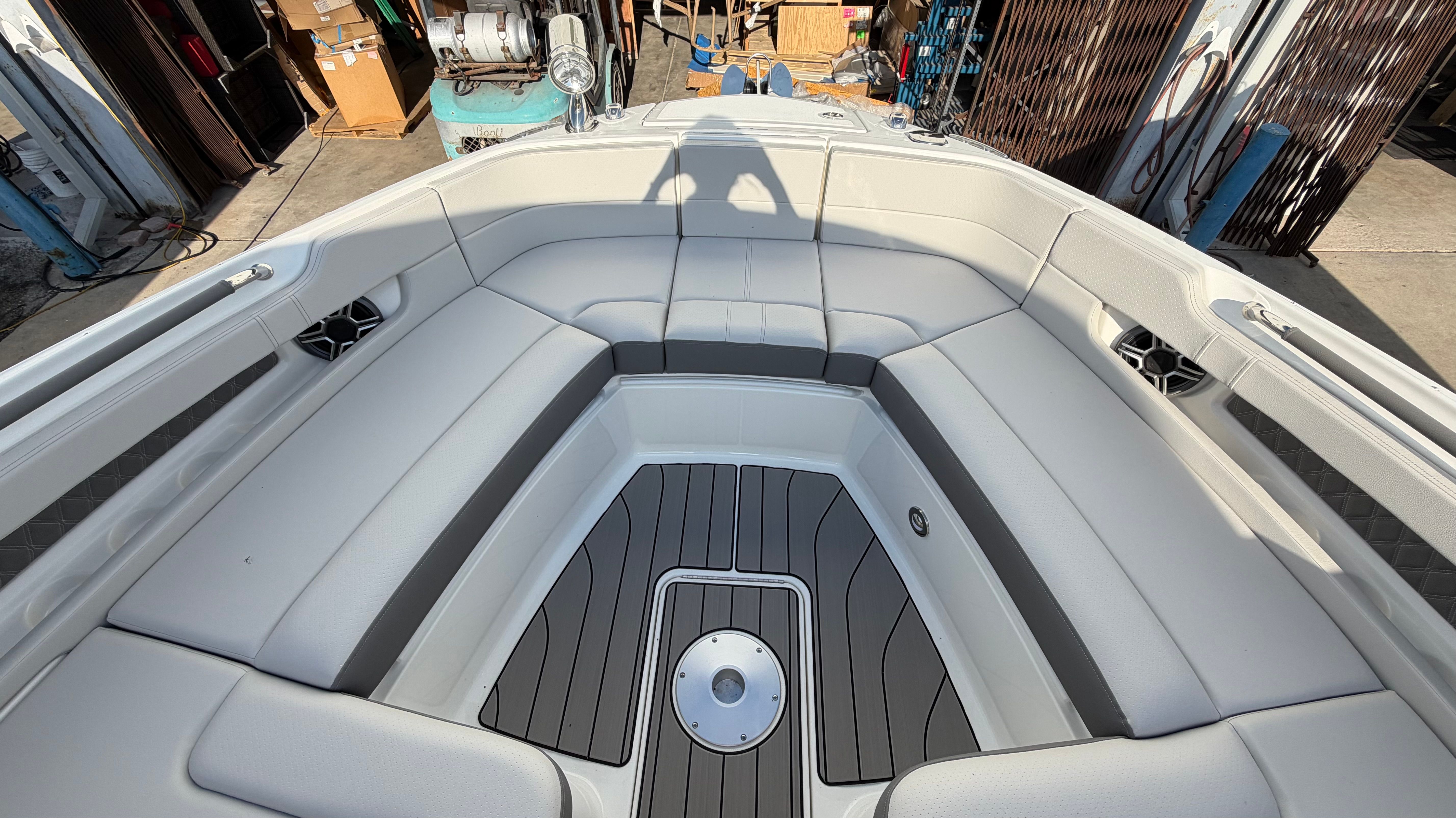 2026 Sea Ray SLX 310 Outboard Image Thumbnail #19