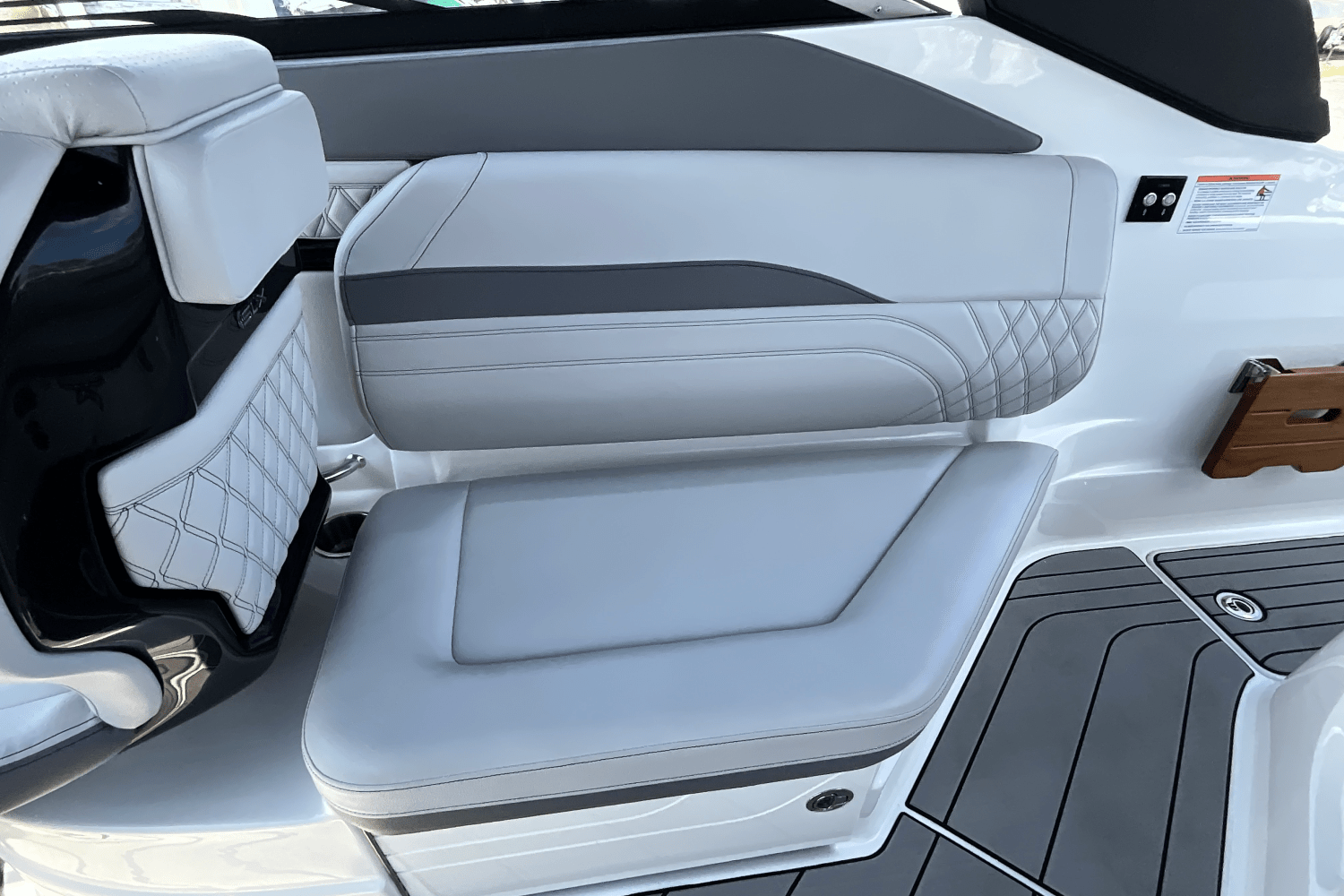 2025 Sea Ray SLX 260 Outboard Image Thumbnail #23