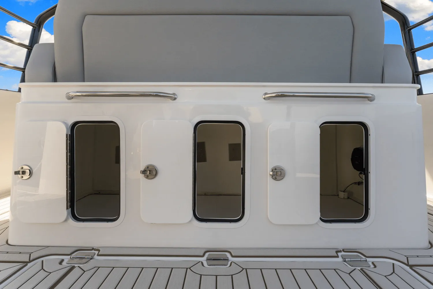 2026 Cruisers Yachts 38 VTR Image Thumbnail #39