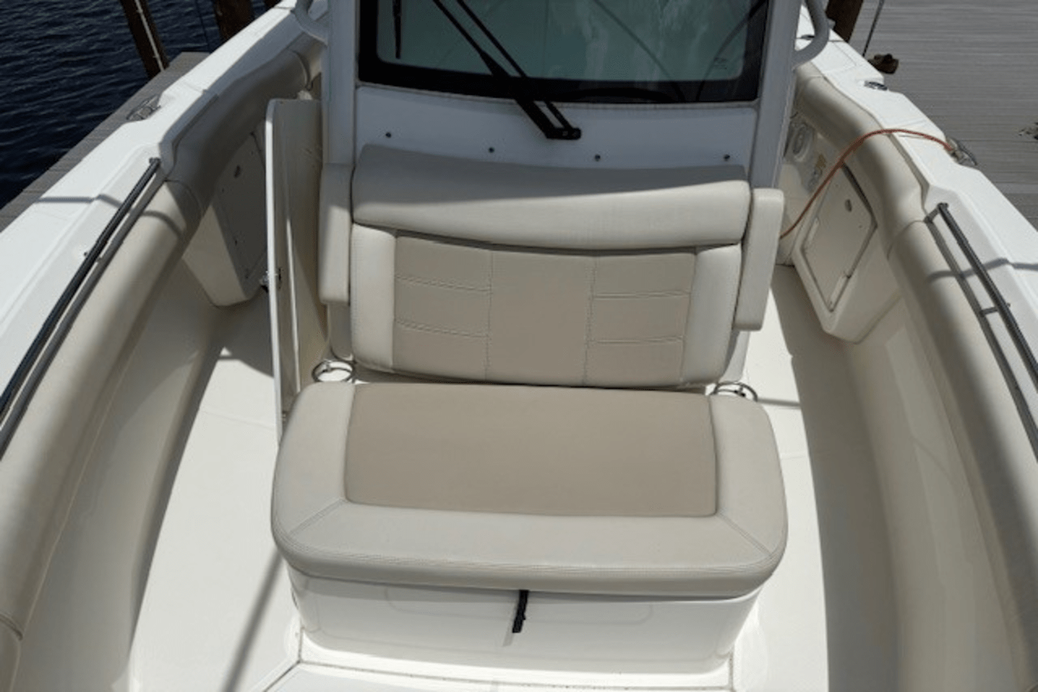 2022 Boston Whaler 250 OUTRAGE Image Thumbnail #10