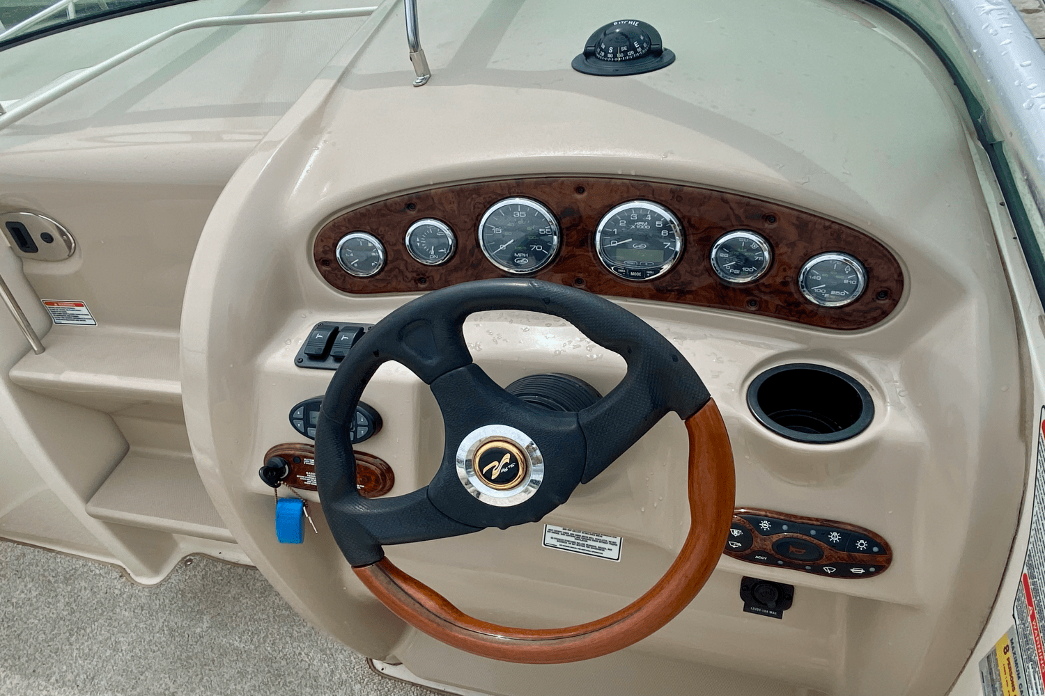 2004 Sea Ray 225 WEEKENDER Image Thumbnail #3