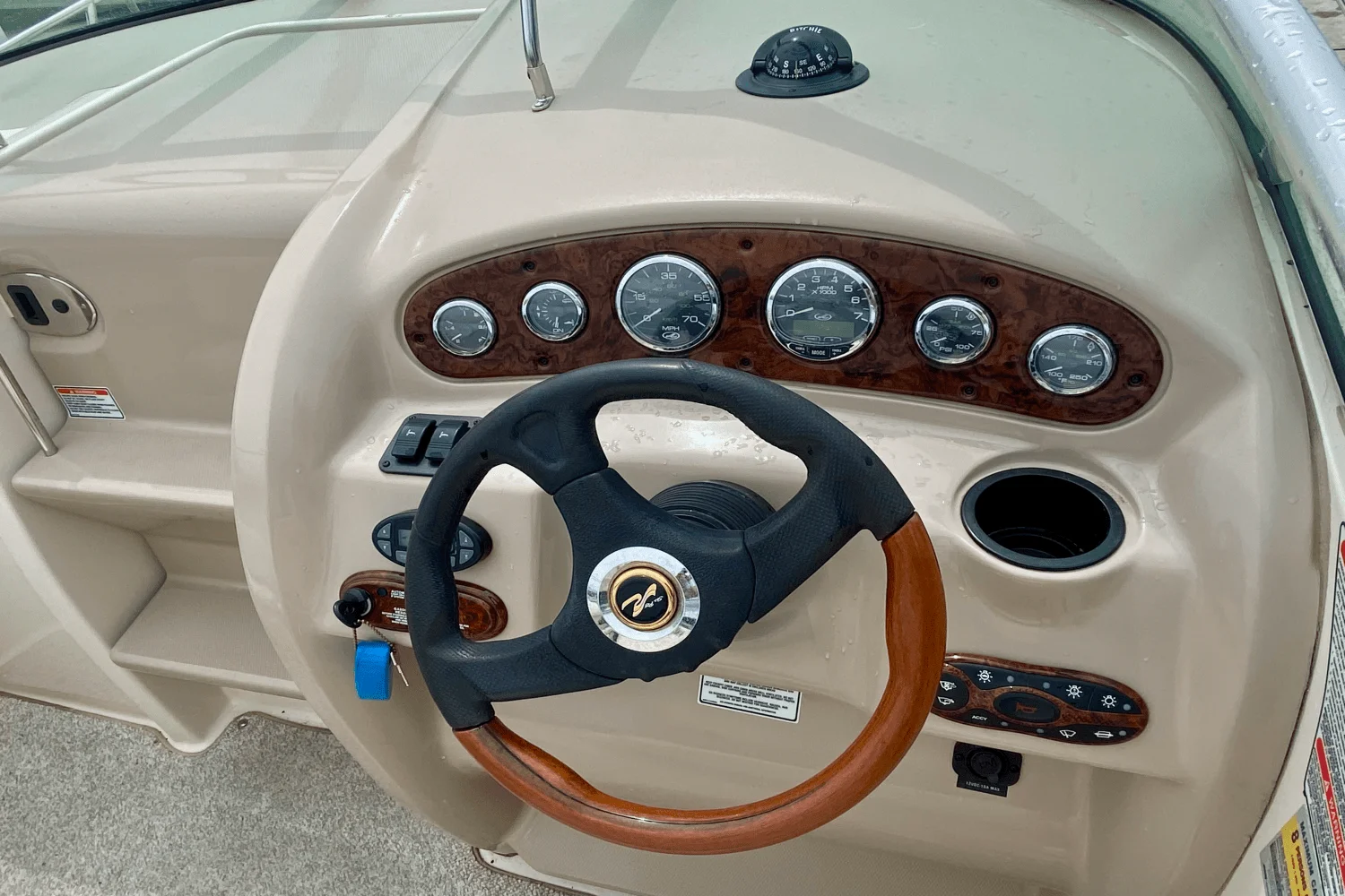 2004 Sea Ray 225 WEEKENDER Image Thumbnail #3