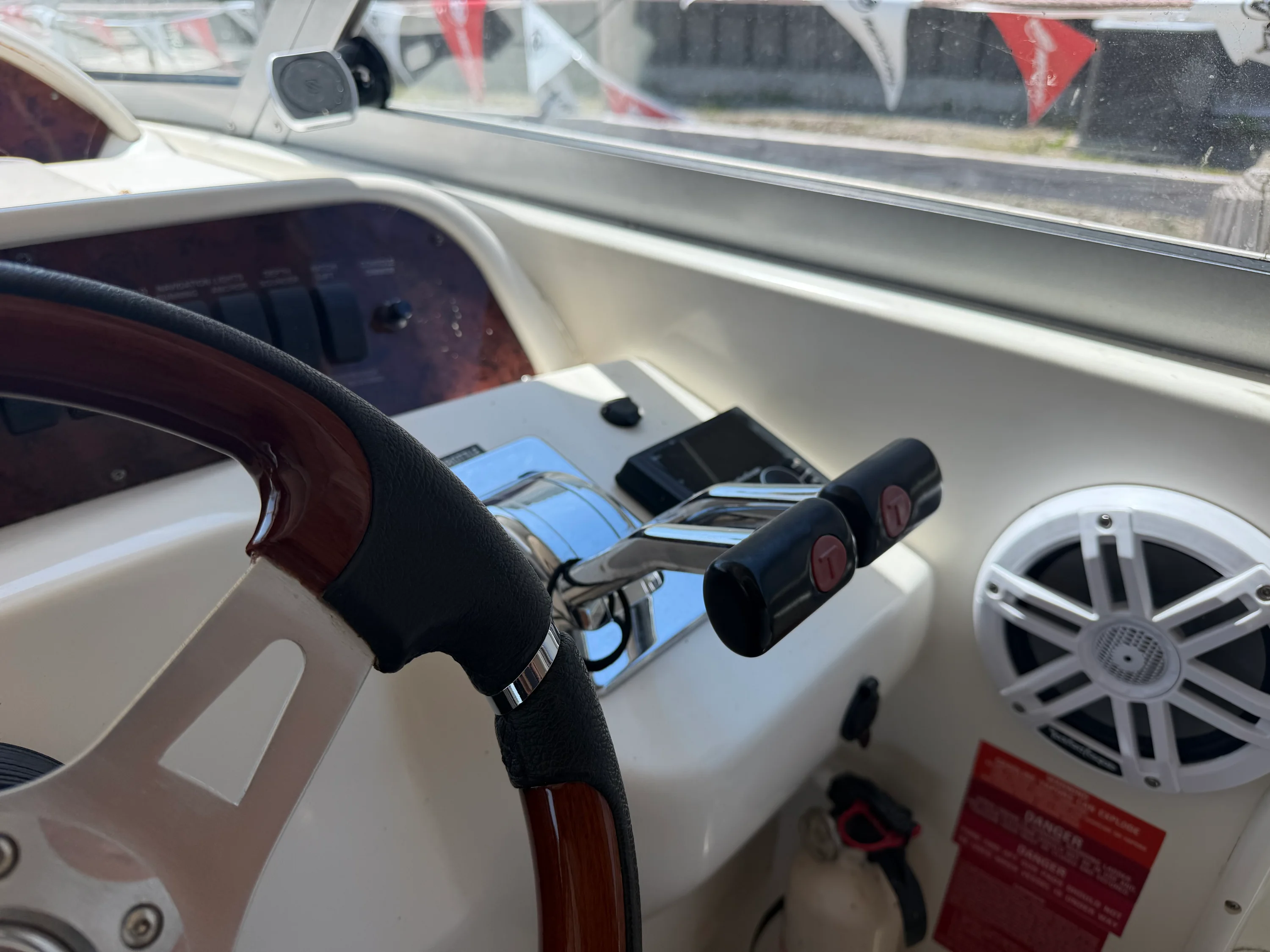 1996 Sea Ray 330 SUNDANCER Image Thumbnail #31