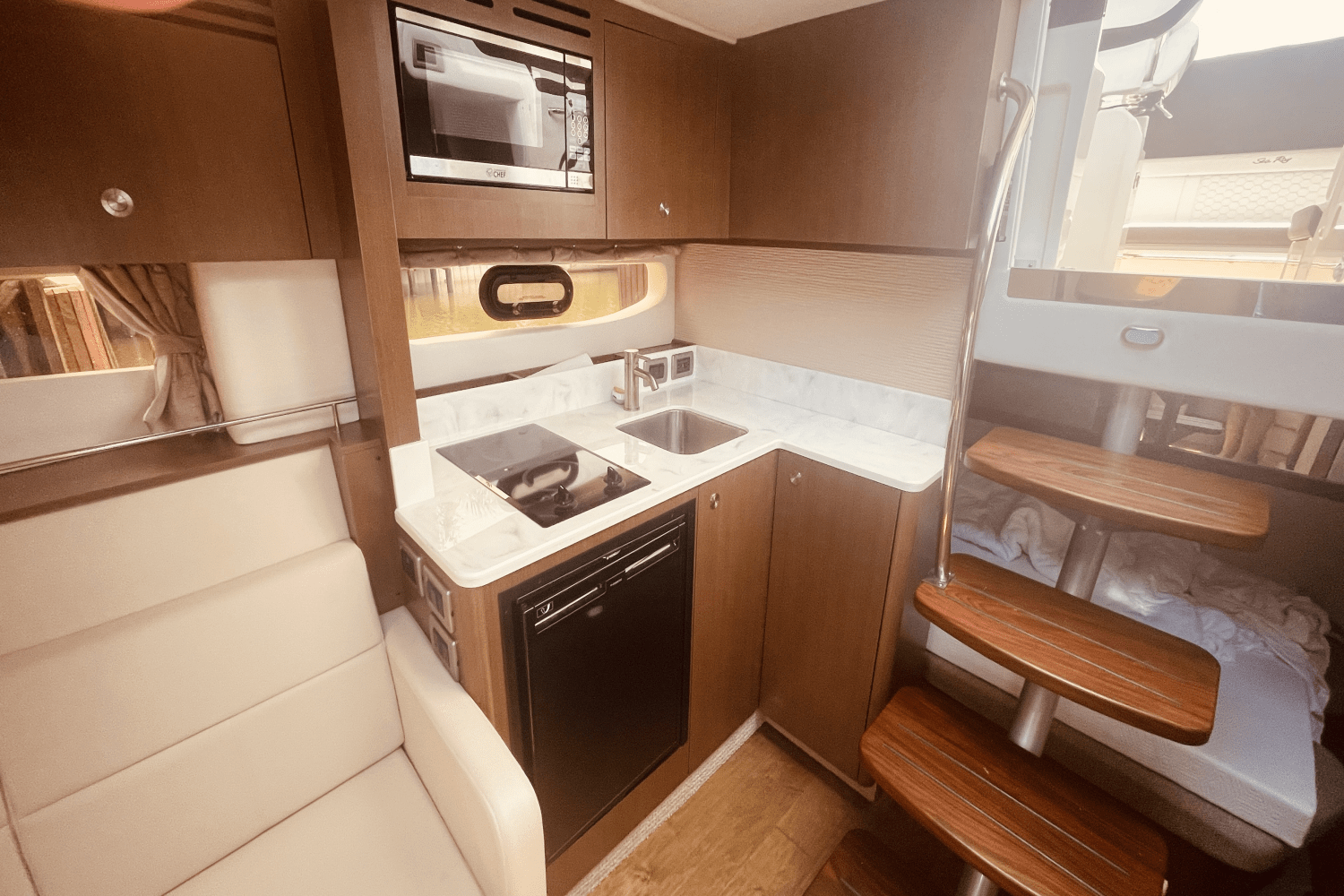 2021 Sea Ray 350 SUNDANCER COUPE Image Thumbnail #16