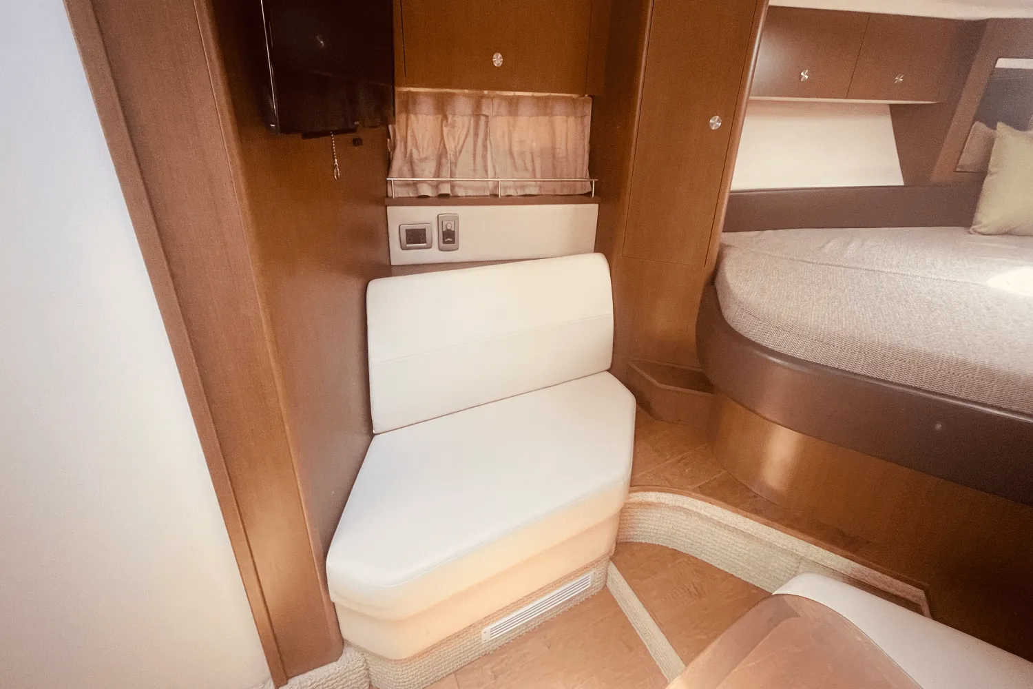 2021 Sea Ray 350 SUNDANCER COUPE Image Thumbnail #10