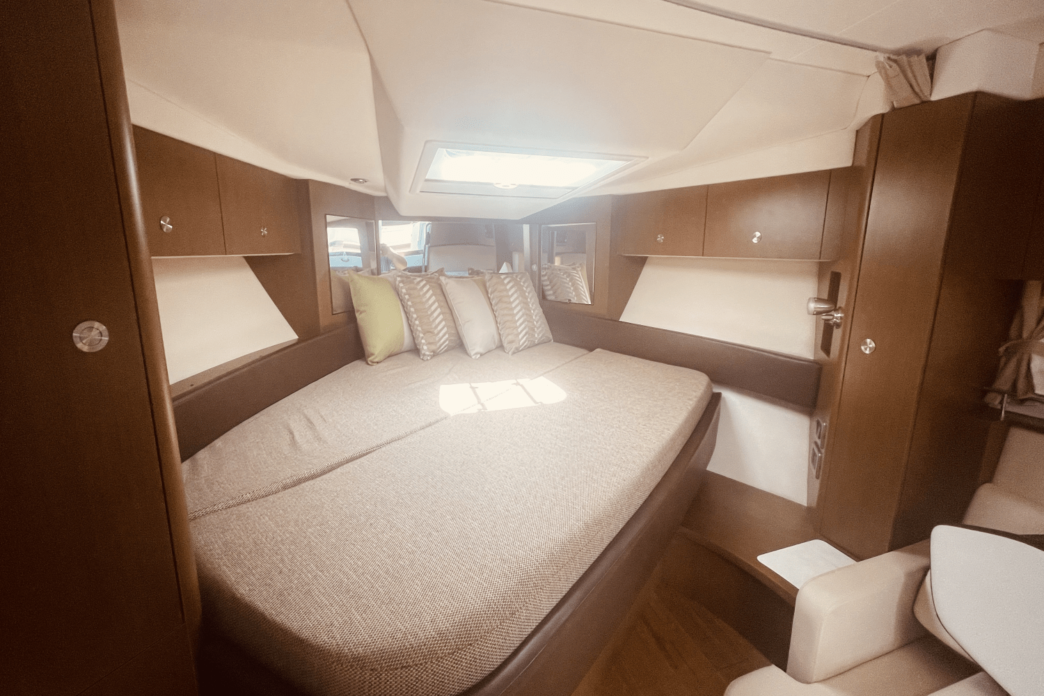 2021 Sea Ray 350 SUNDANCER COUPE Image Thumbnail #8