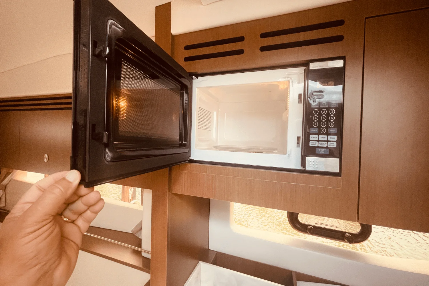 2021 Sea Ray 350 SUNDANCER COUPE Image Thumbnail #18