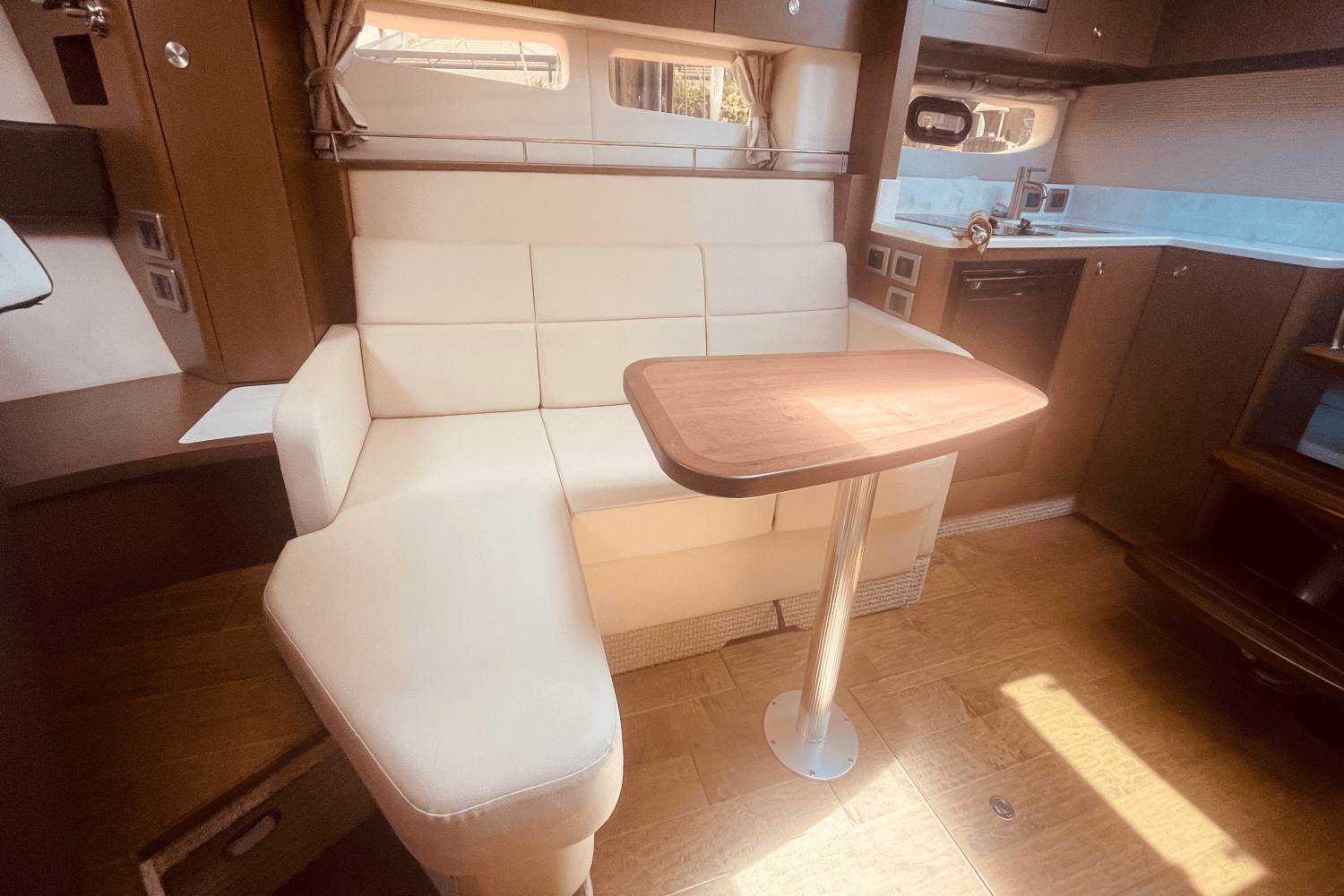2021 Sea Ray 350 SUNDANCER COUPE Image Thumbnail #15