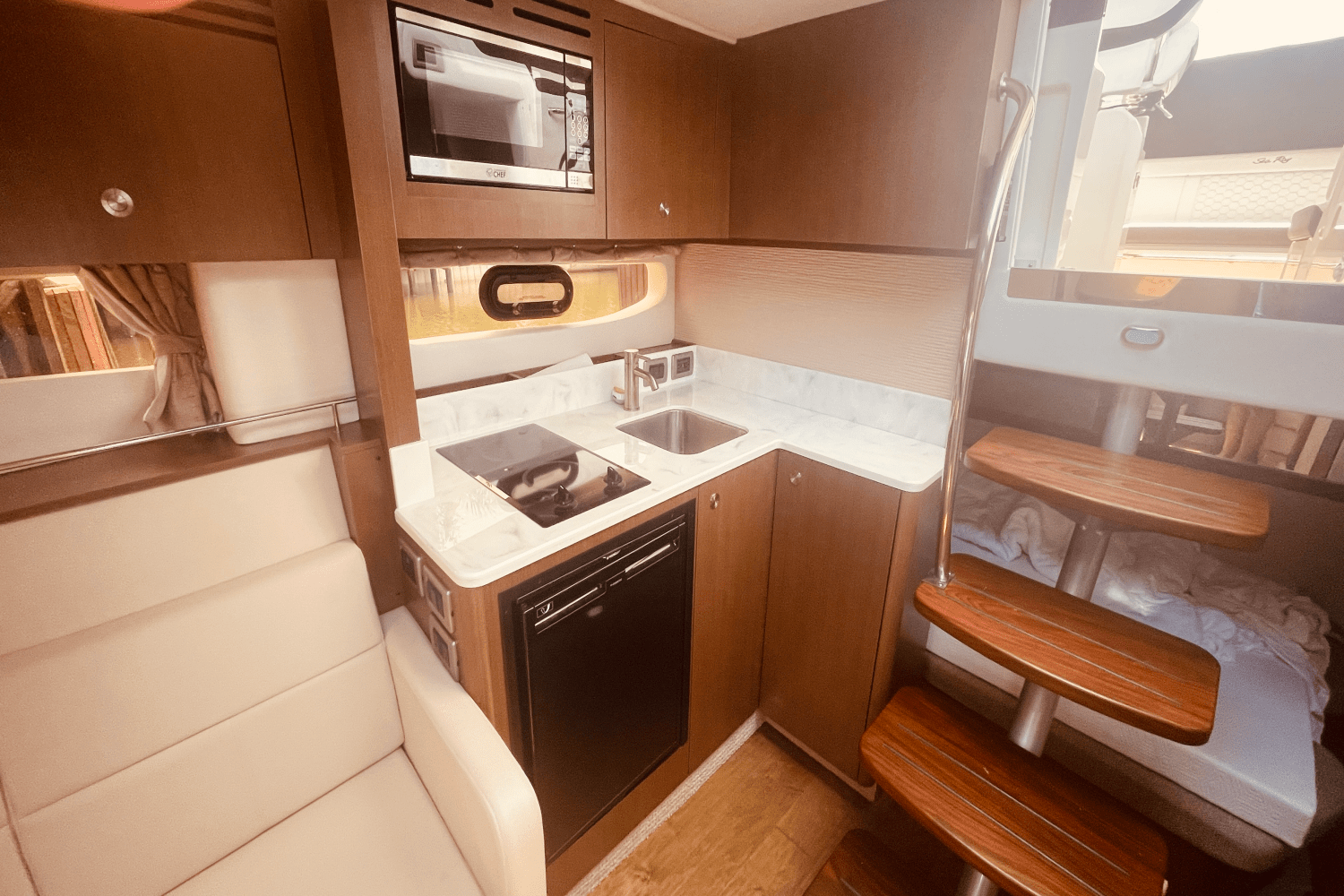 2021 Sea Ray 350 SUNDANCER COUPE Image Thumbnail #16