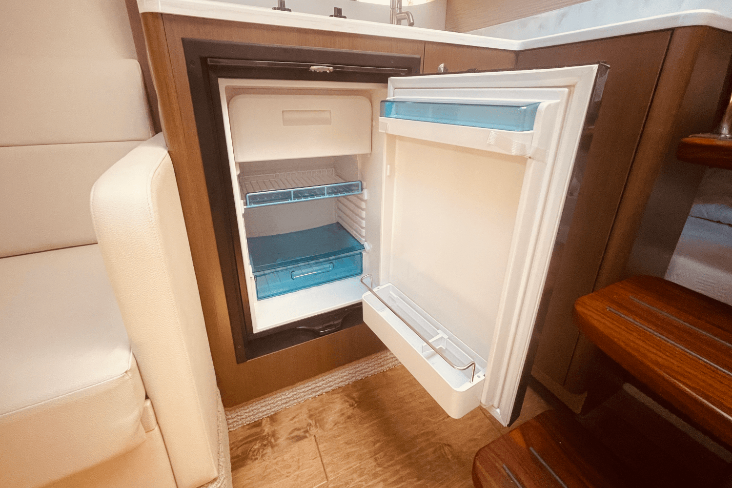 2021 Sea Ray 350 SUNDANCER COUPE Image Thumbnail #19