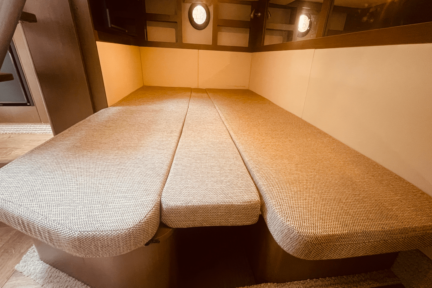 2021 Sea Ray 350 SUNDANCER COUPE Image Thumbnail #28