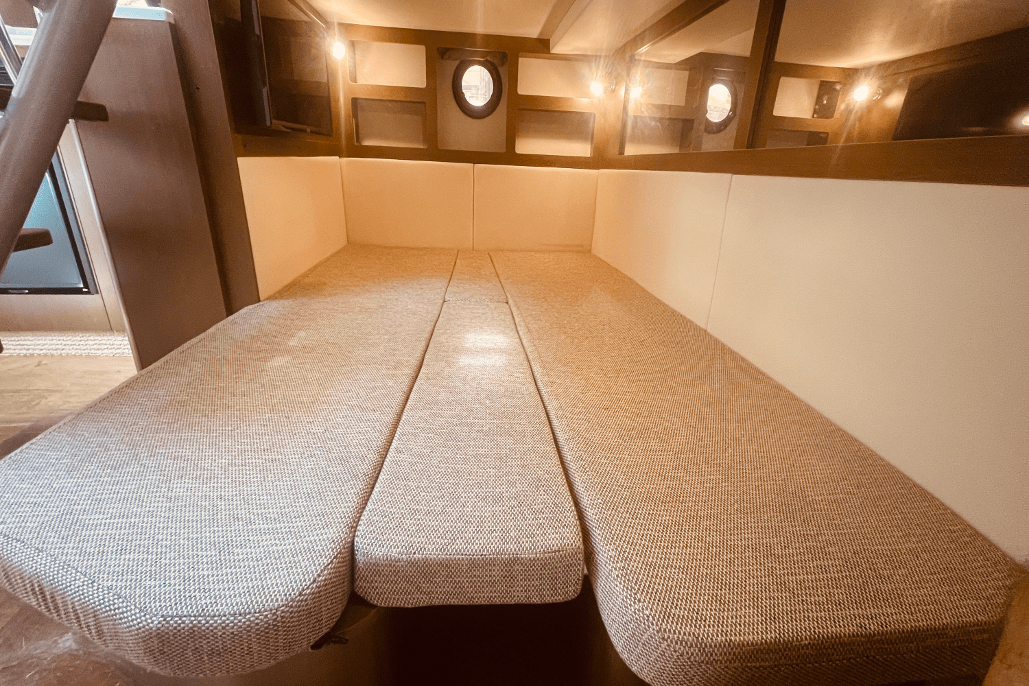 2021 Sea Ray 350 SUNDANCER COUPE Image Thumbnail #31