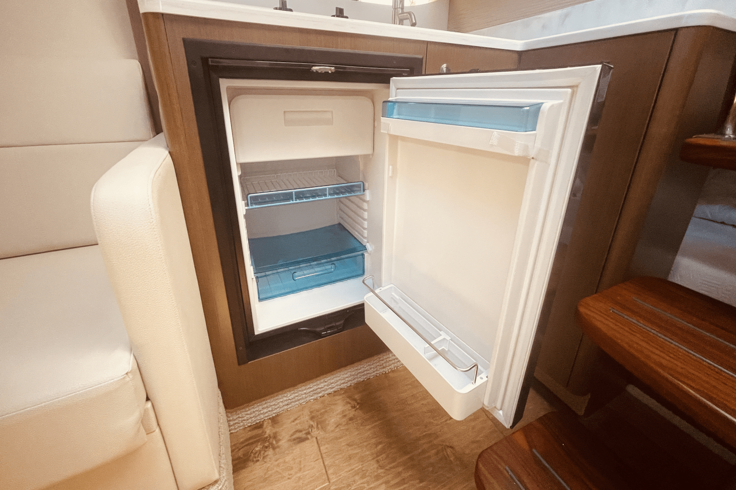 2021 Sea Ray 350 SUNDANCER COUPE Image Thumbnail #19