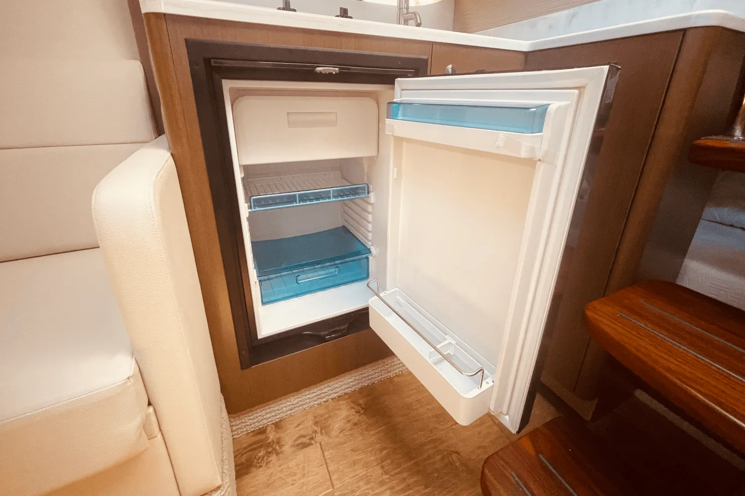 2021 Sea Ray 350 SUNDANCER COUPE Image Thumbnail #19