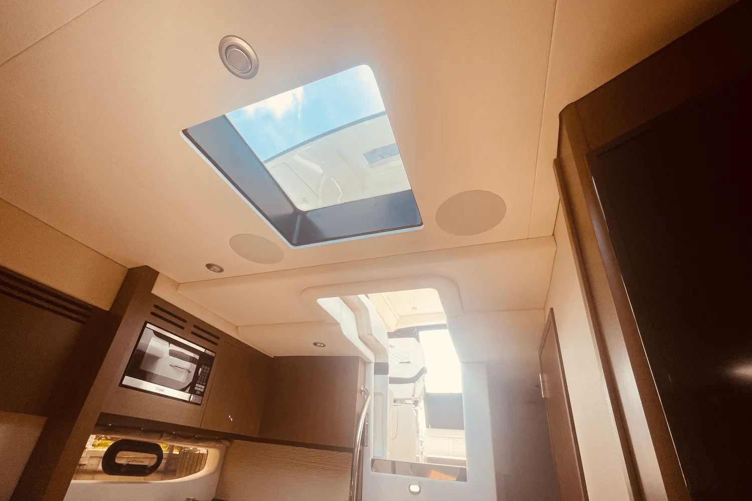 2021 Sea Ray 350 SUNDANCER COUPE Image Thumbnail #46