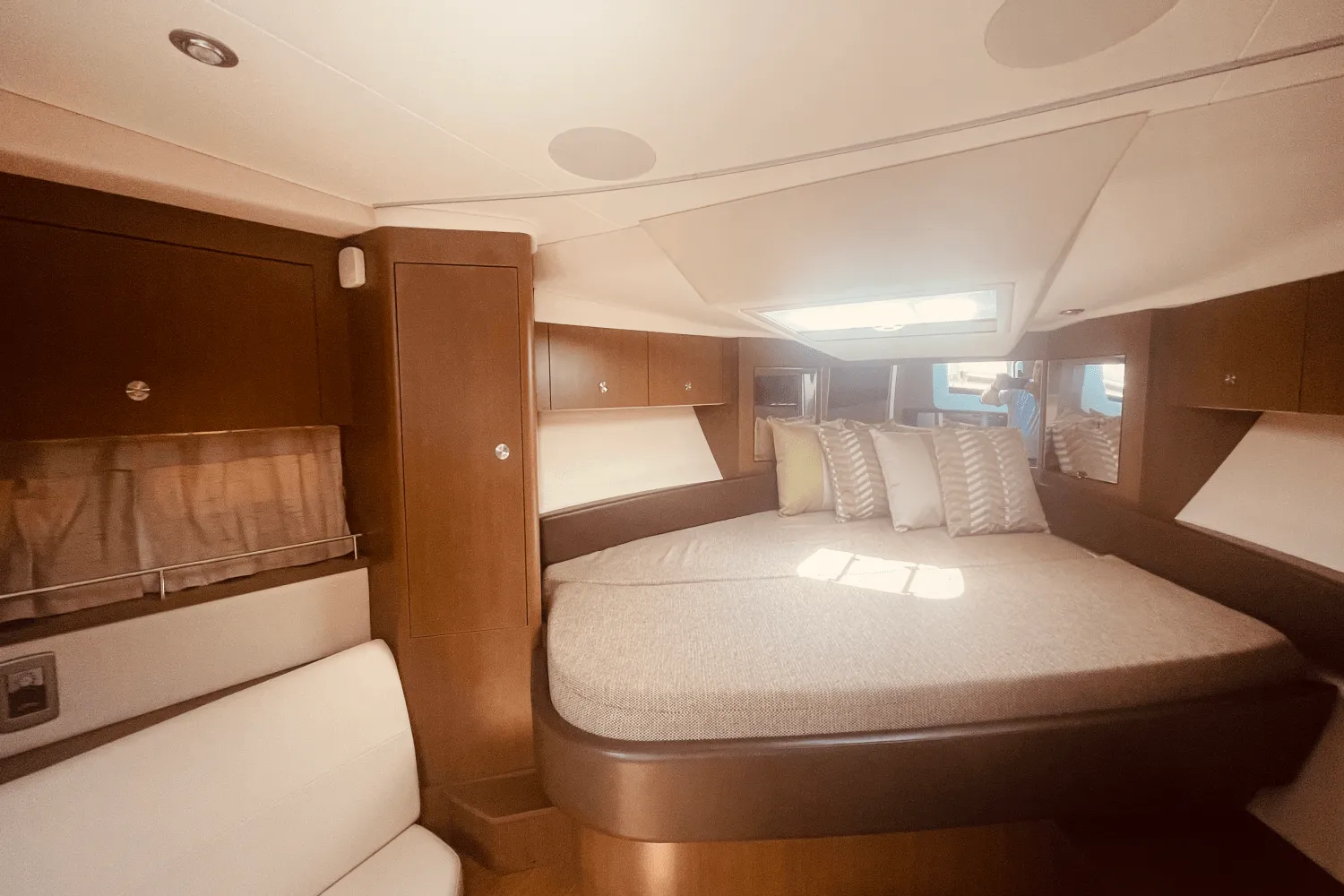 2021 Sea Ray 350 SUNDANCER COUPE Image Thumbnail #9