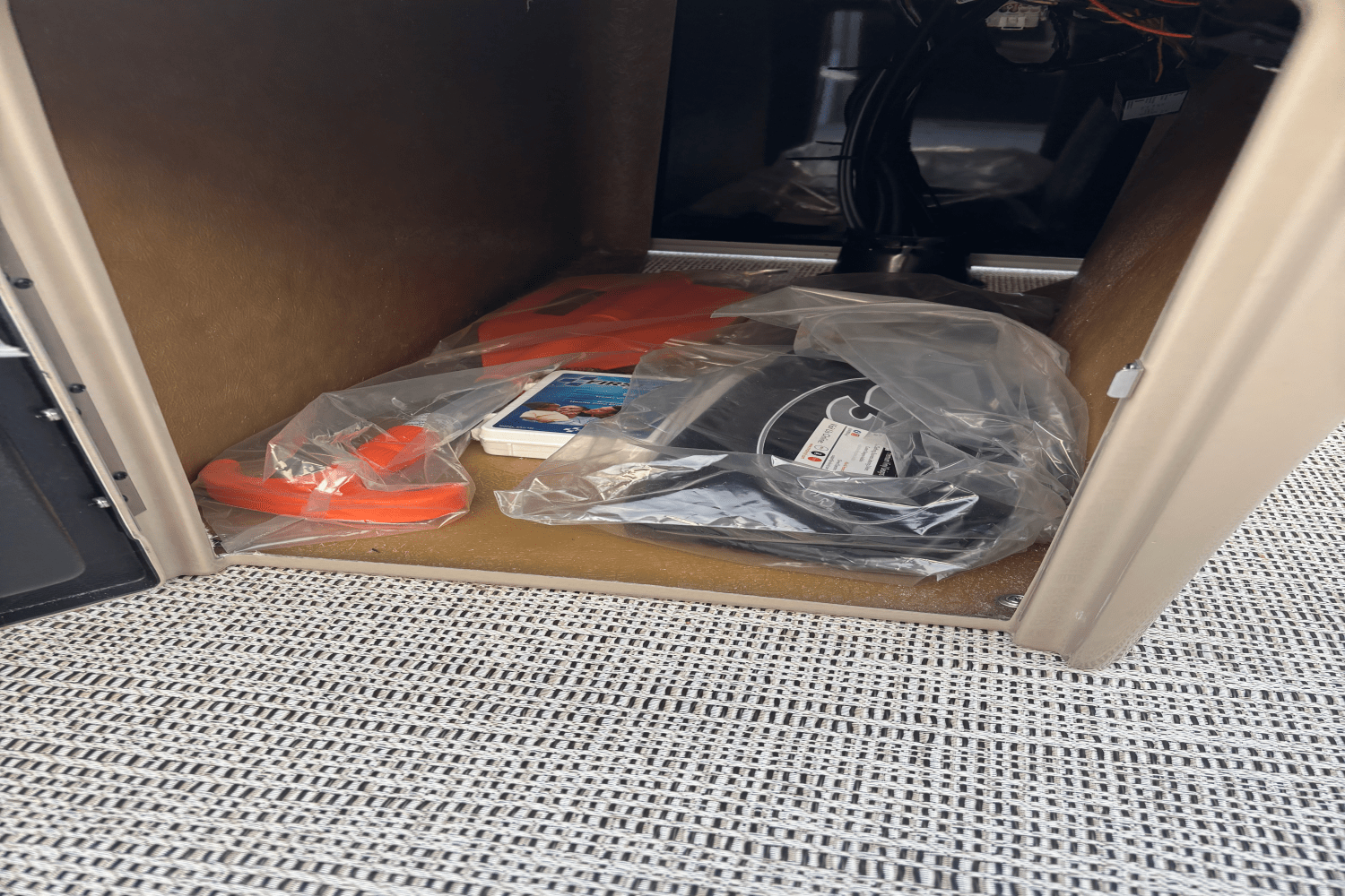 2023 SunCatcher G3 SELECT 320RC Image Thumbnail #27