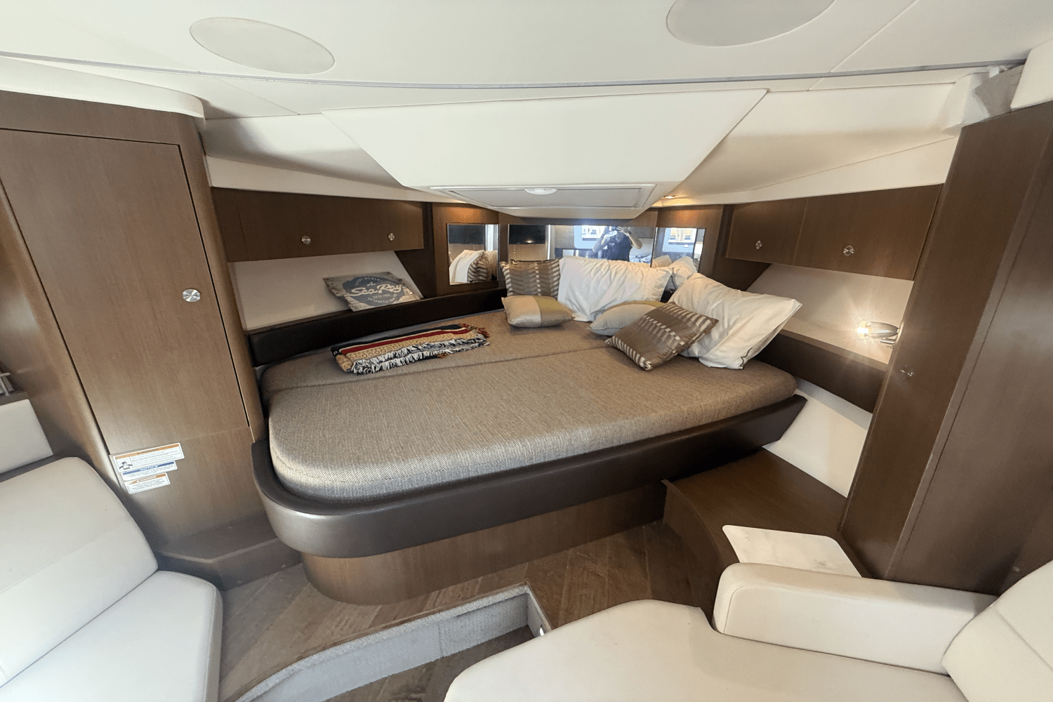 2019 Sea Ray 350 SUNDANCER COUPE Image Thumbnail #32