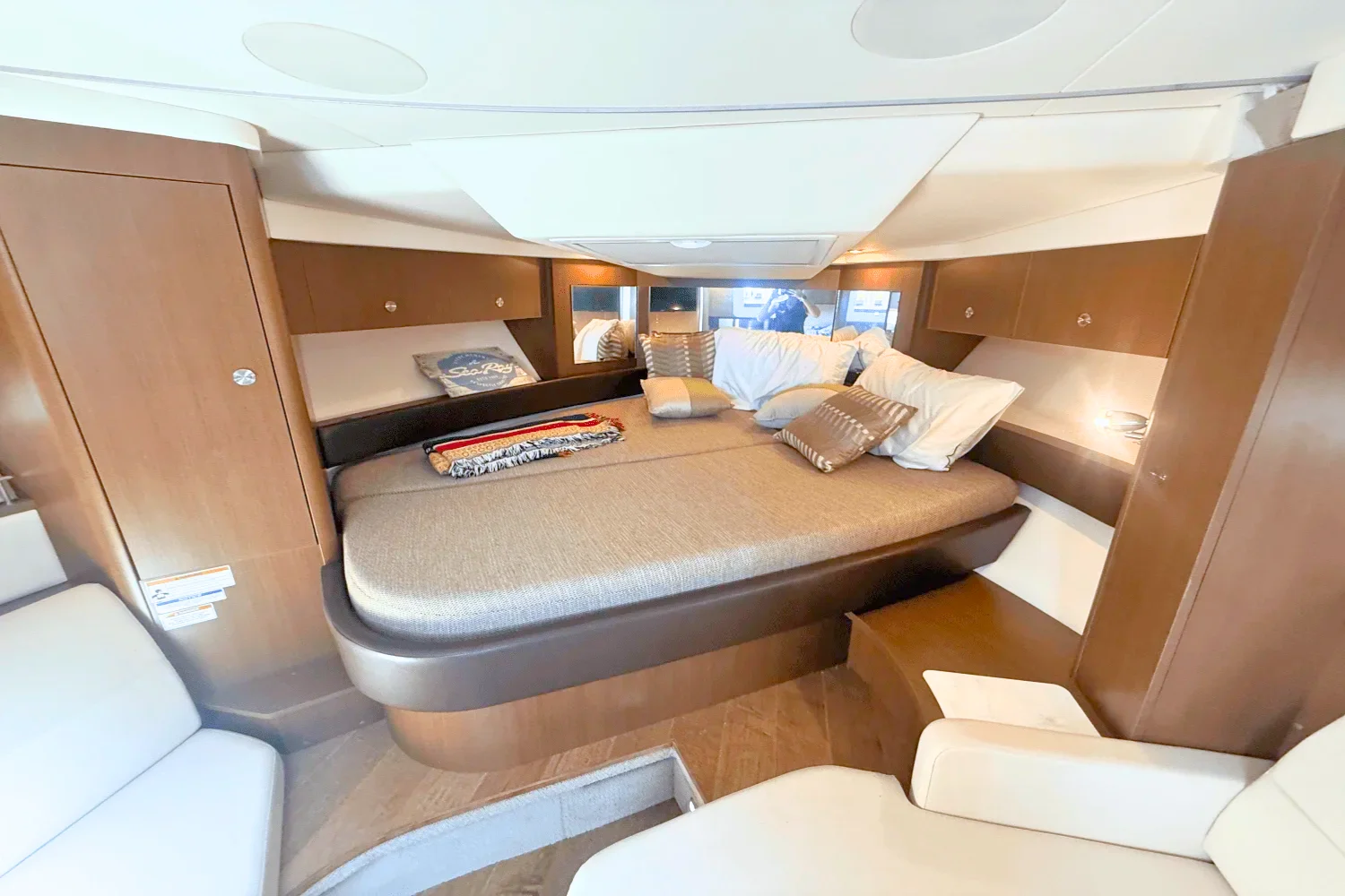 2019 Sea Ray 350 SUNDANCER COUPE Image Thumbnail #32