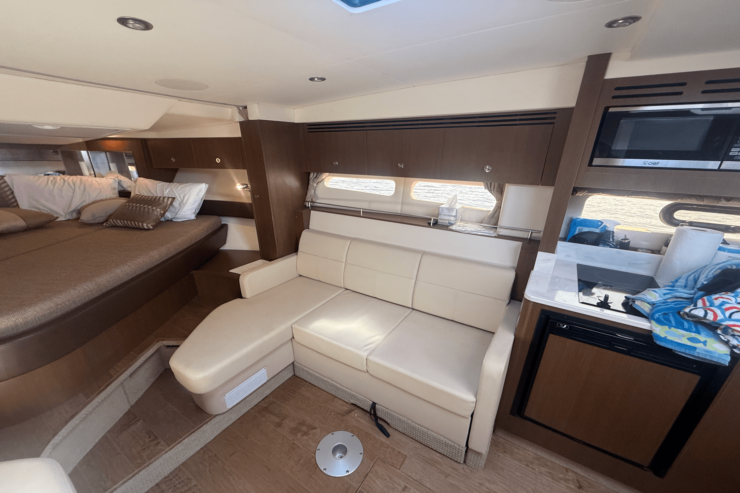 2019 Sea Ray 350 SUNDANCER COUPE Image Thumbnail #34