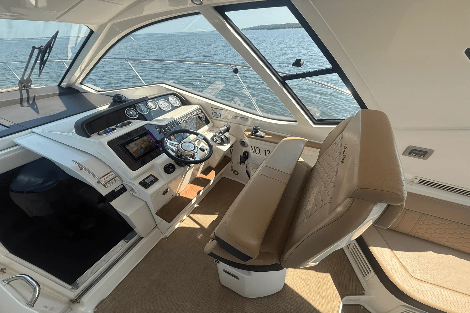 2019 Sea Ray 350 SUNDANCER COUPE Image Thumbnail #24