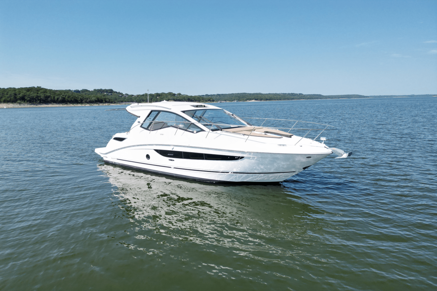 2019 Sea Ray 350 SUNDANCER COUPE Image Thumbnail #2