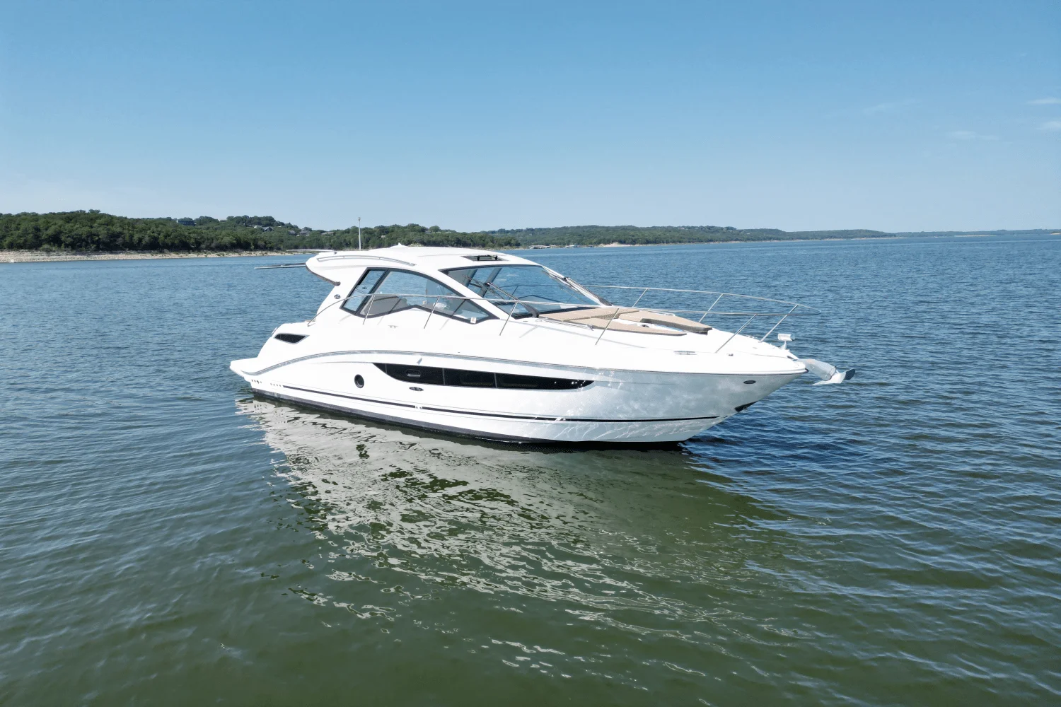 2019 Sea Ray 350 SUNDANCER COUPE Image Thumbnail #2