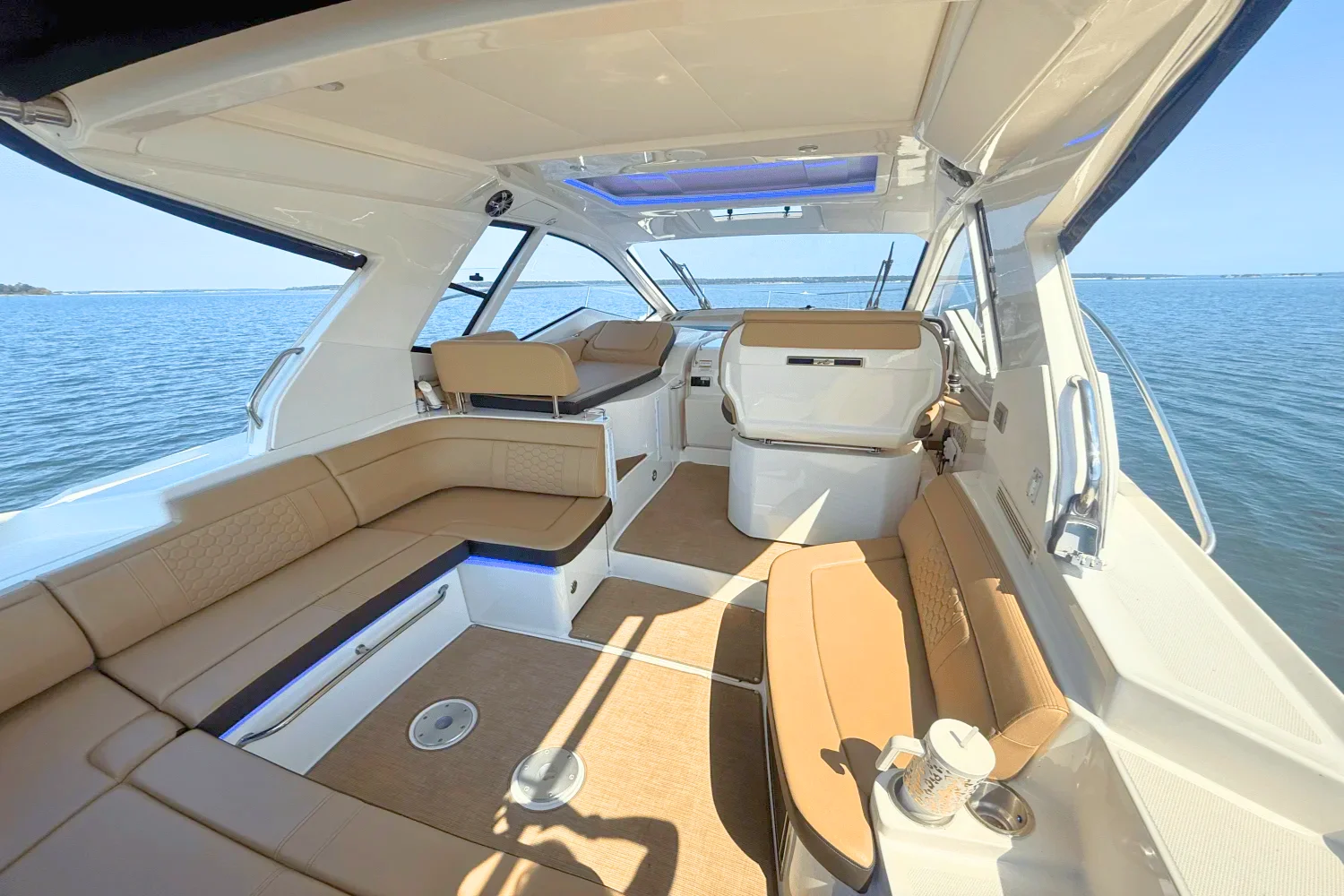 2019 Sea Ray 350 SUNDANCER COUPE Image Thumbnail #18