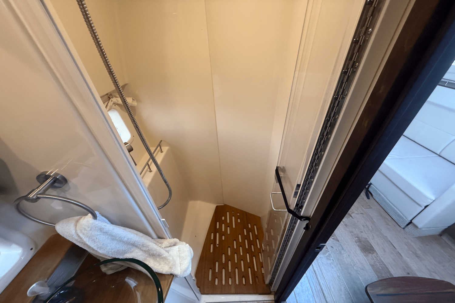 2019 Sea Ray 350 SUNDANCER COUPE Image Thumbnail #42