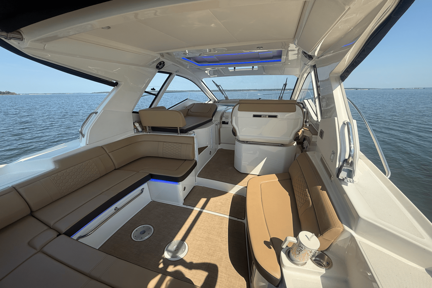 2019 Sea Ray 350 SUNDANCER COUPE Image Thumbnail #18