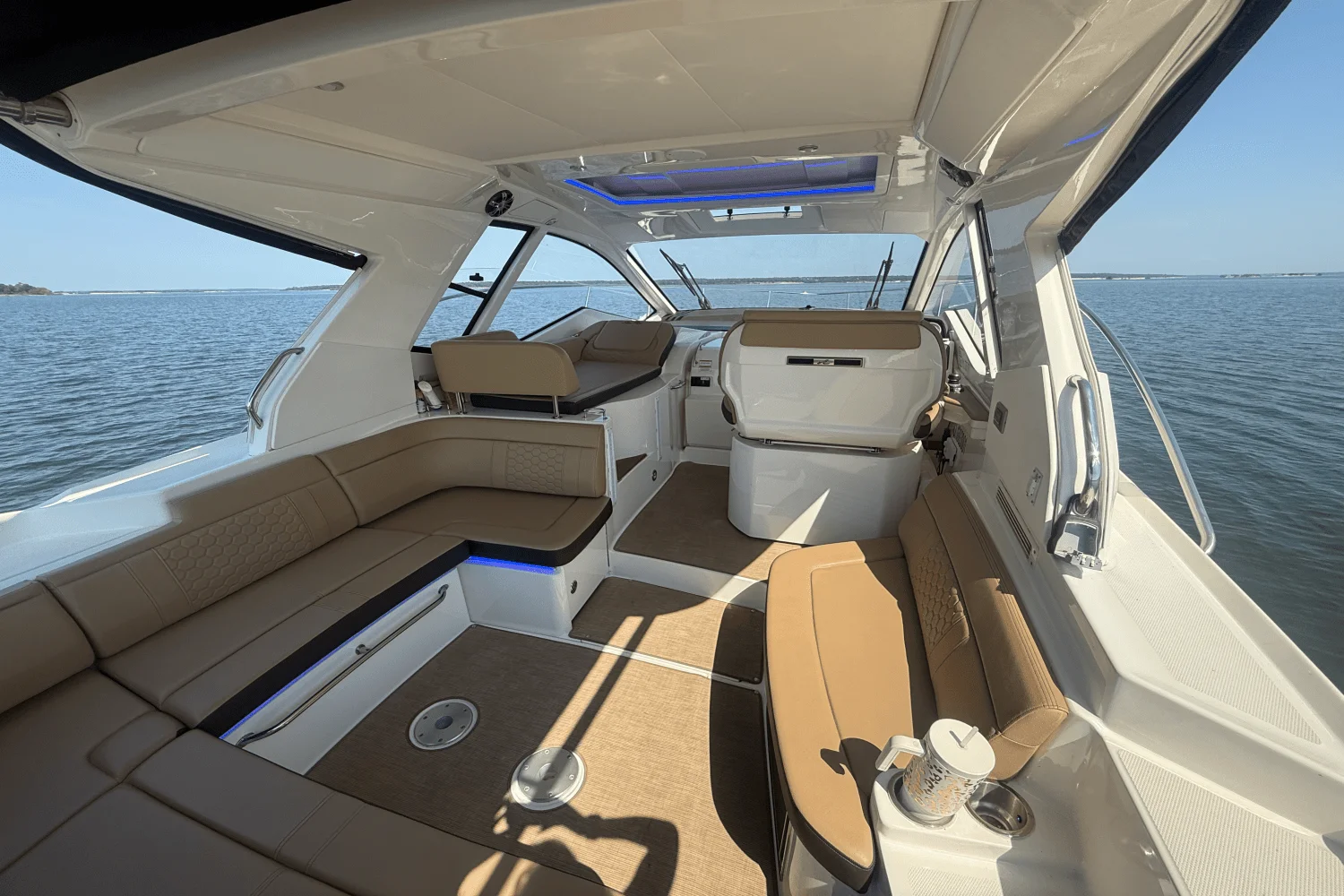 2019 Sea Ray 350 SUNDANCER COUPE Image Thumbnail #18