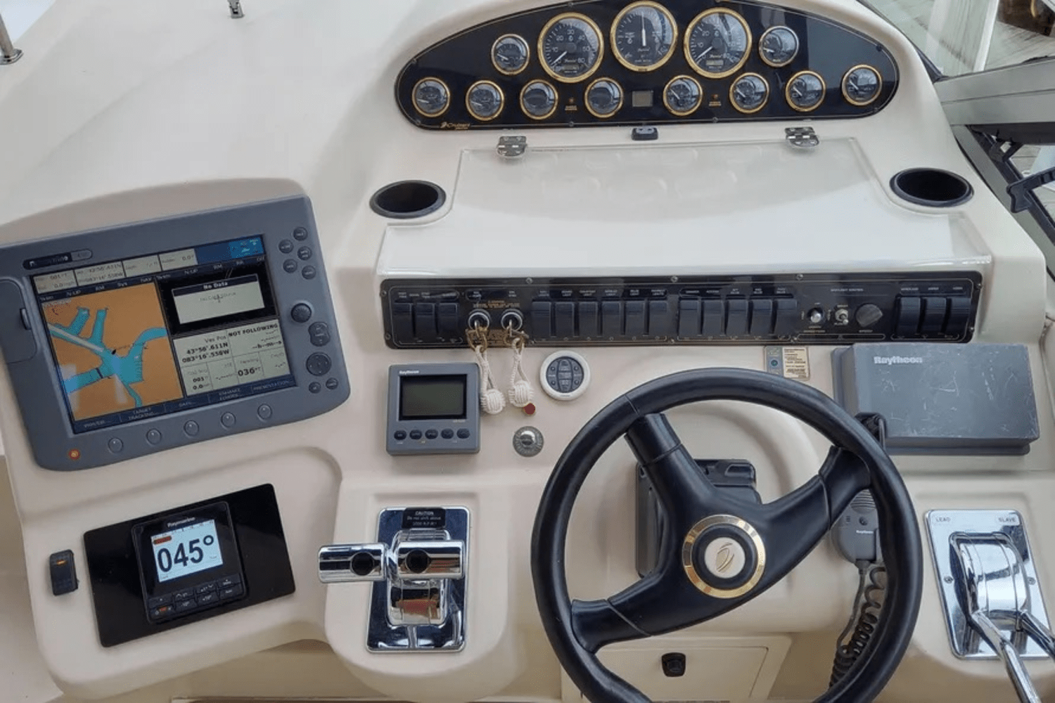 2000 Cruisers Yachts 3870 Image Thumbnail #7