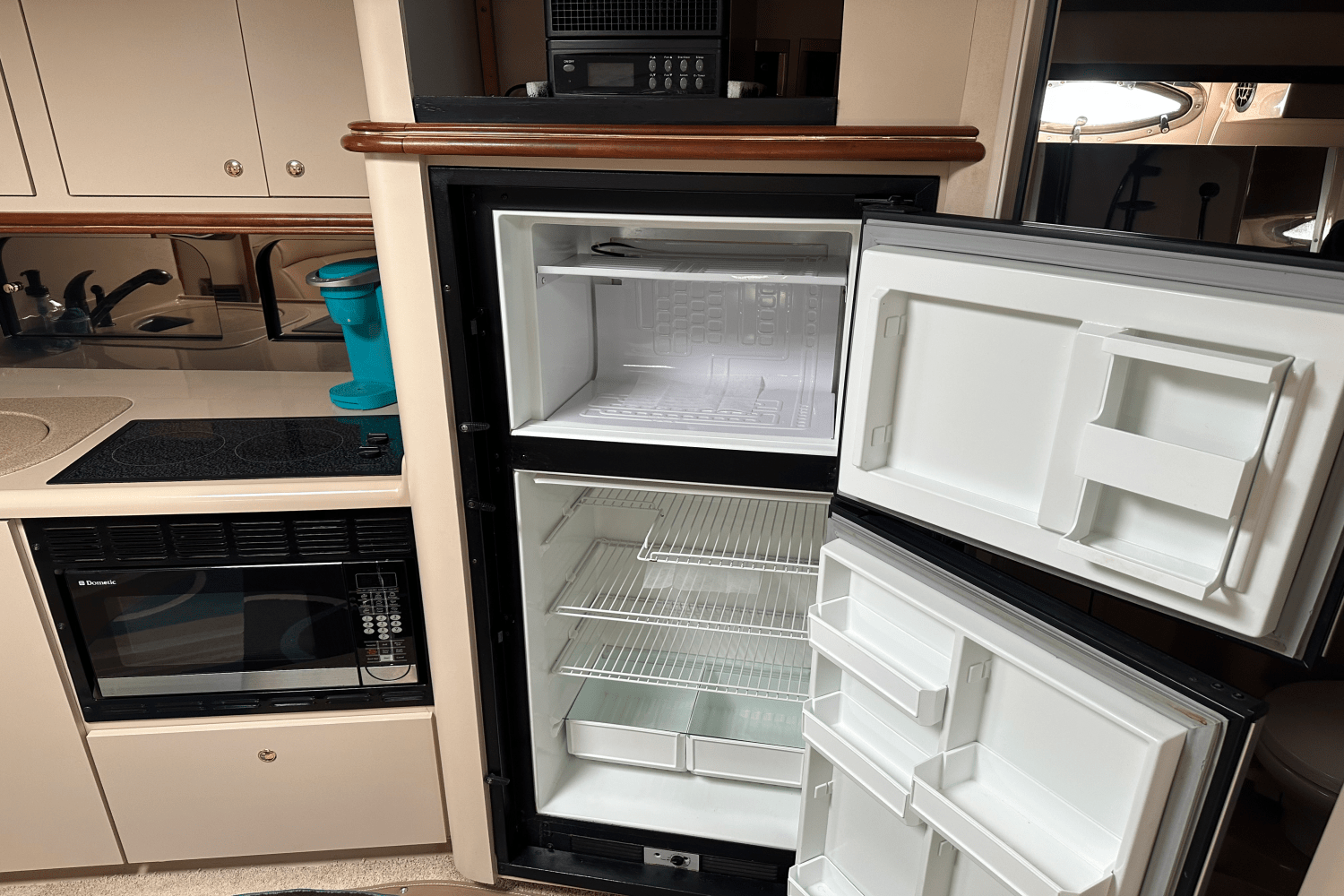 2000 Cruisers Yachts 3870 Image Thumbnail #25