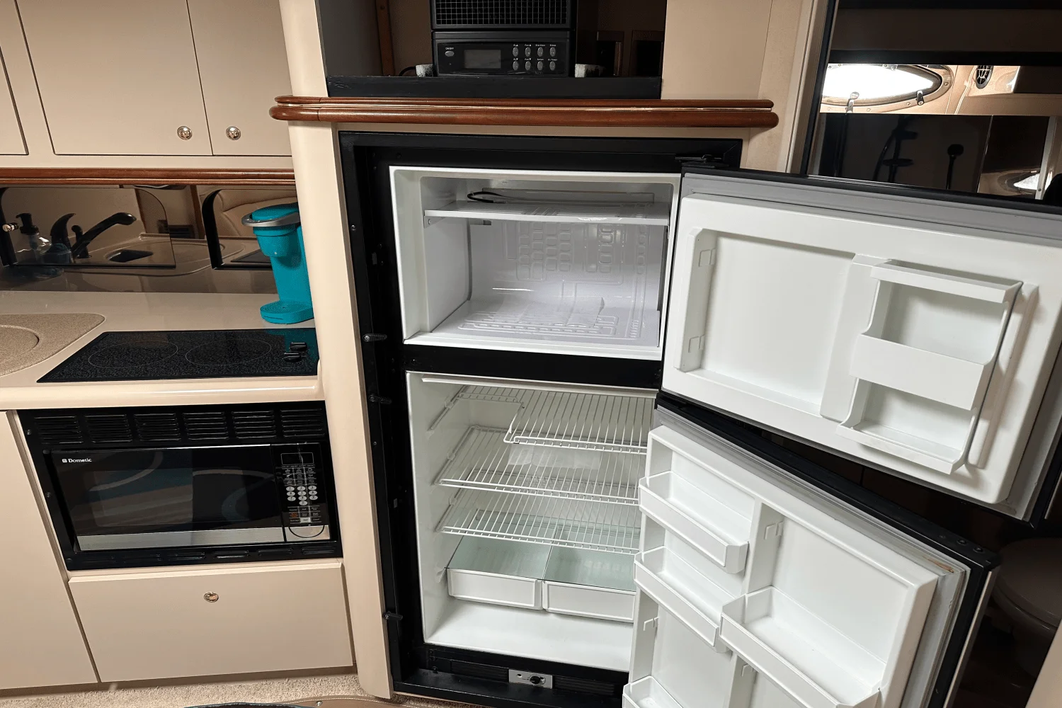 2000 Cruisers Yachts 3870 Image Thumbnail #25