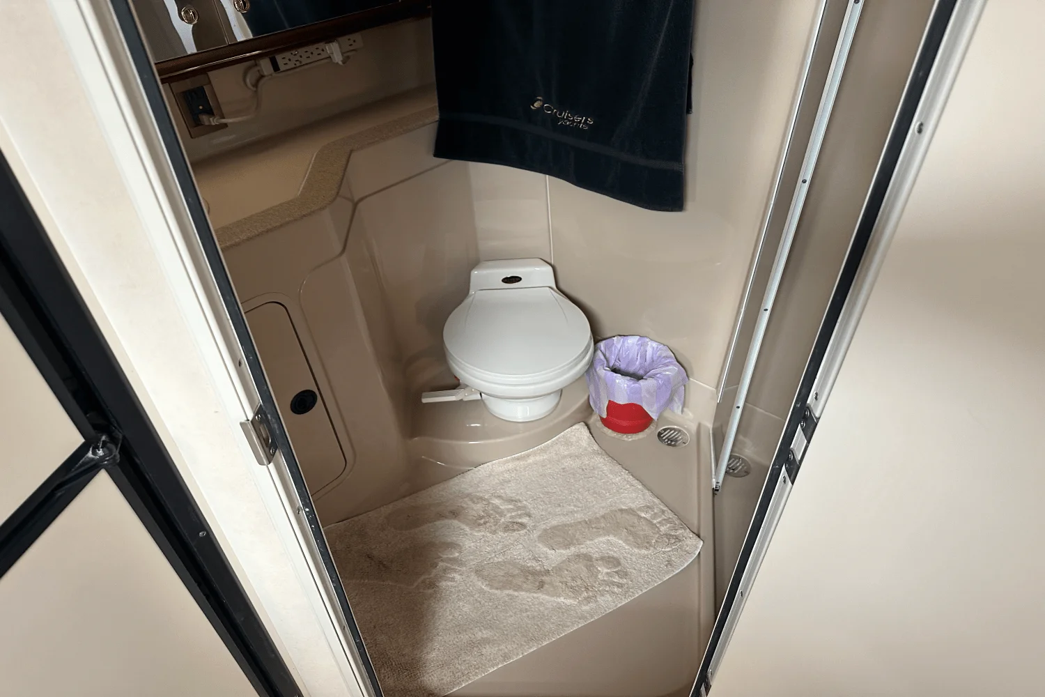 2000 Cruisers Yachts 3870 Image Thumbnail #11