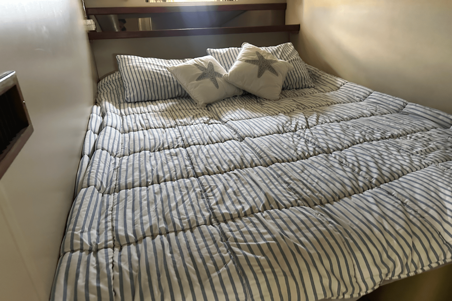 2000 Cruisers Yachts 3870 Image Thumbnail #7