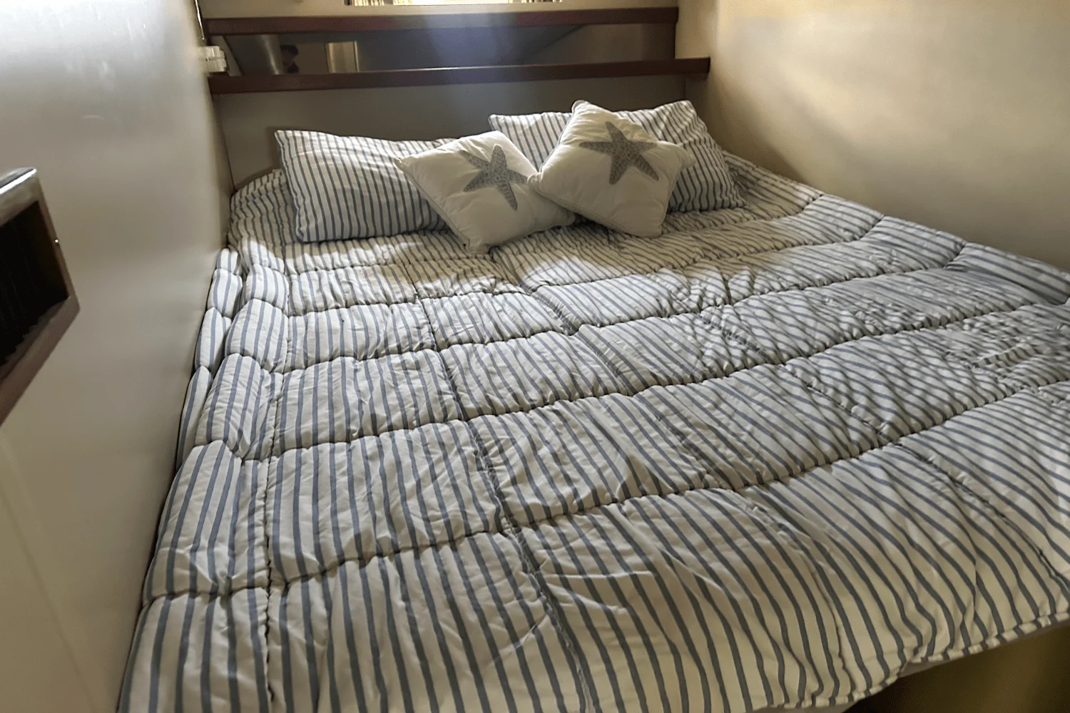 2000 Cruisers Yachts 3870 Image Thumbnail #7