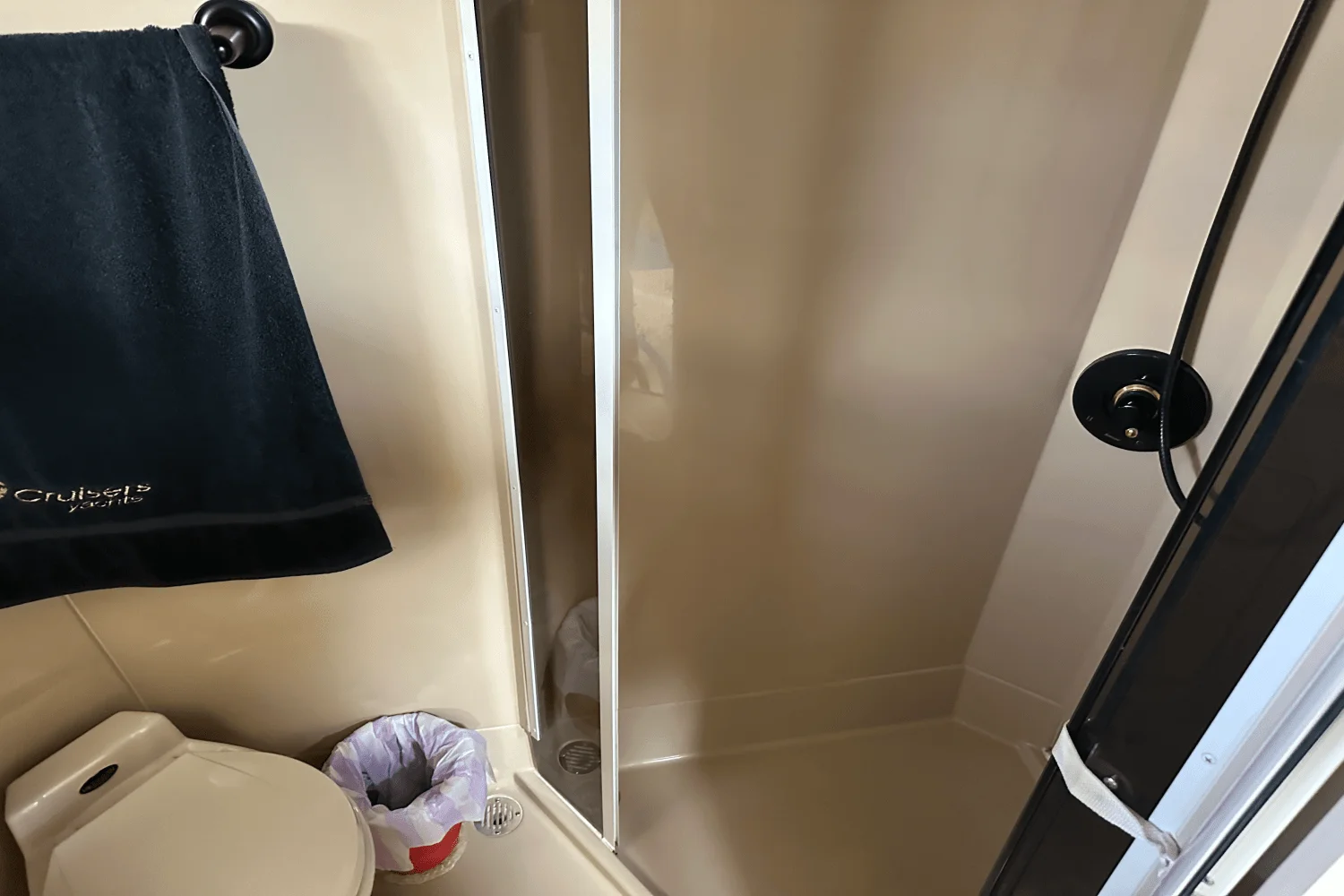 2000 Cruisers Yachts 3870 Image Thumbnail #14